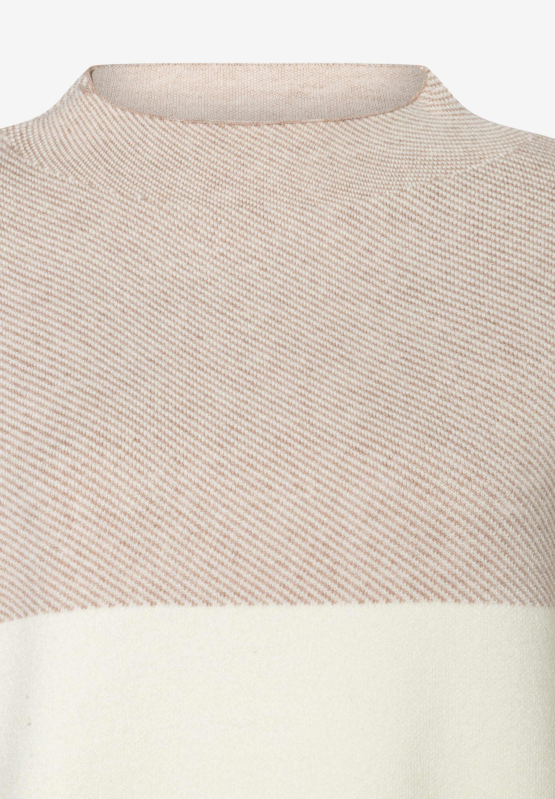 Detailansicht eines MORE & MORE Strickpullovers in Beige- und Cremetönen. Detailansicht eines MORE & MORE Strickpullovers in Beige- und Cremetönen.