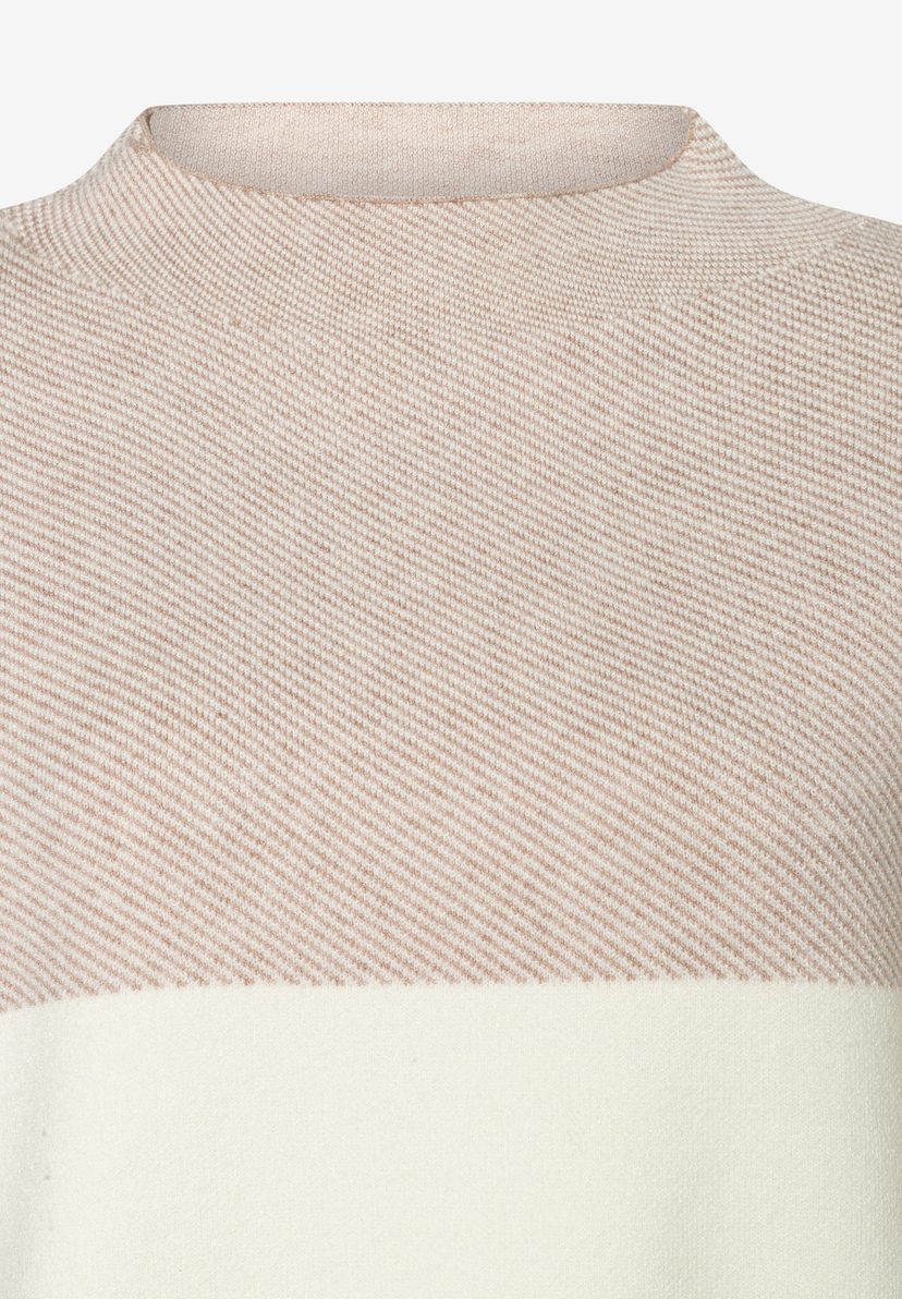 Detailansicht eines MORE & MORE Strickpullovers in Beige- und Cremetönen. Detailansicht eines MORE & MORE Strickpullovers in Beige- und Cremetönen.