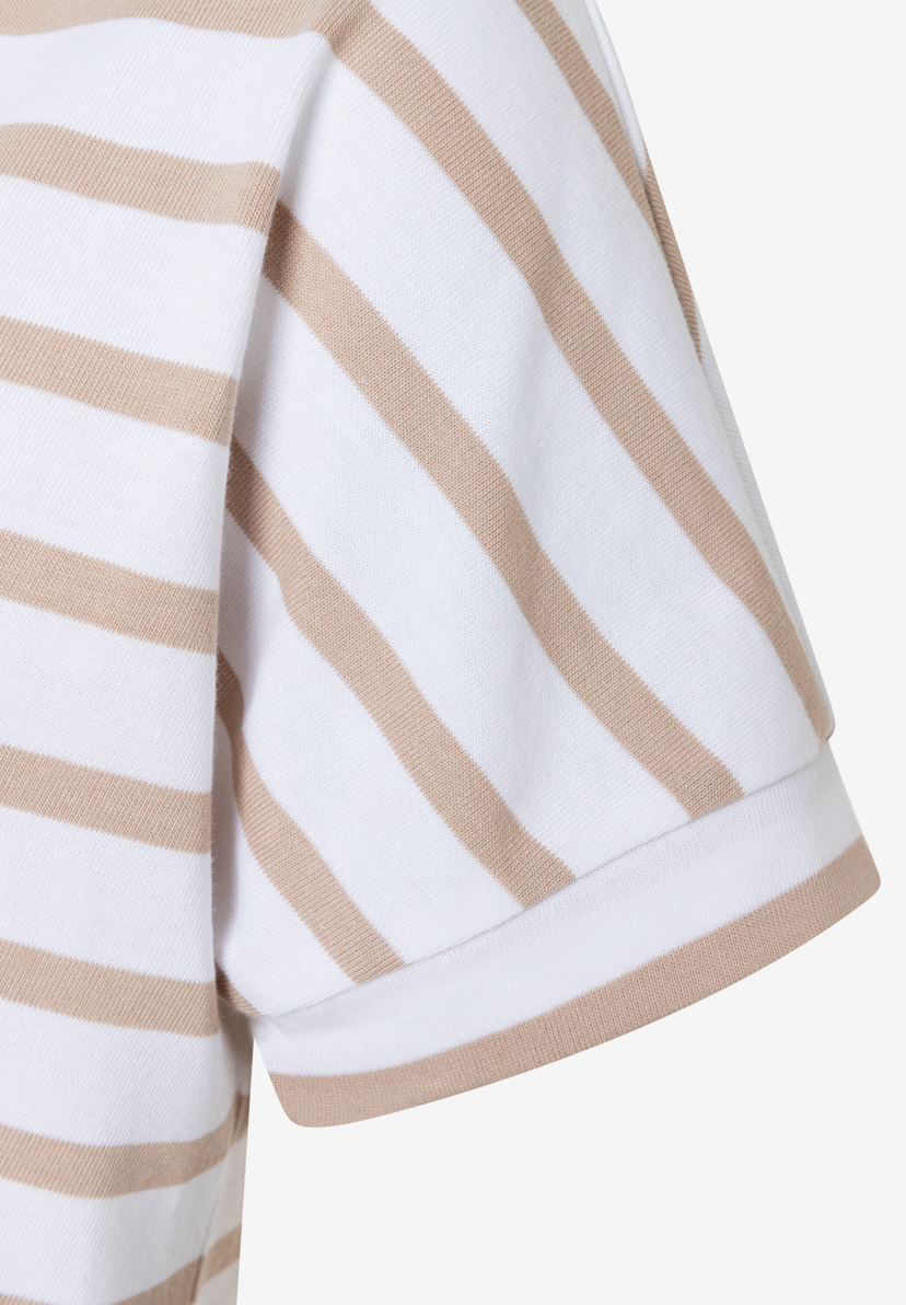 MORE & MORE gestreiftes Jersey T-Shirt-Top. Detailaufnahme des beige-weiß gestreiften Stoffes und des Ärmelabschlusses. MORE & MORE gestreiftes Jersey T-Shirt-Top. Detailaufnahme des beige-weiß gestreiften Stoffes und des Ärmelabschlusses.