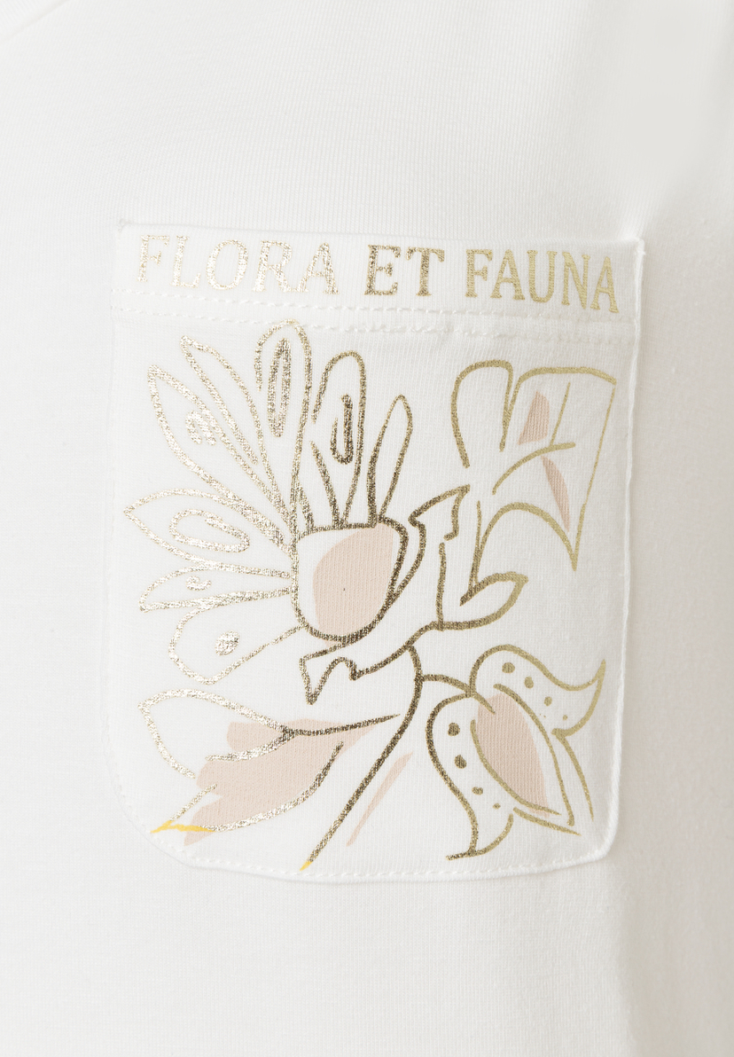 MORE & MORE T-Shirt/Top aus Baumwollmischung: Aufgesetzte Brusttasche mit goldfarbenem Blumenmuster und Schriftzug "FLORA ET FAUNA". MORE & MORE T-Shirt/Top aus Baumwollmischung: Aufgesetzte Brusttasche mit goldfarbenem Blumenmuster und Schriftzug "FLORA ET FAUNA".