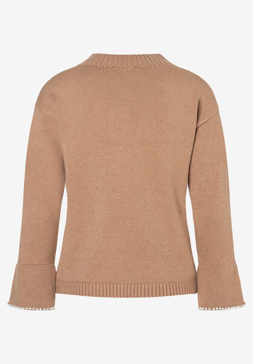 Ein beiger Strickpullover von MORE & MORE mit Trompetenärmeln, die mit Perlen verziert sind. Ein beiger Strickpullover von MORE & MORE mit Trompetenärmeln, die mit Perlen verziert sind.