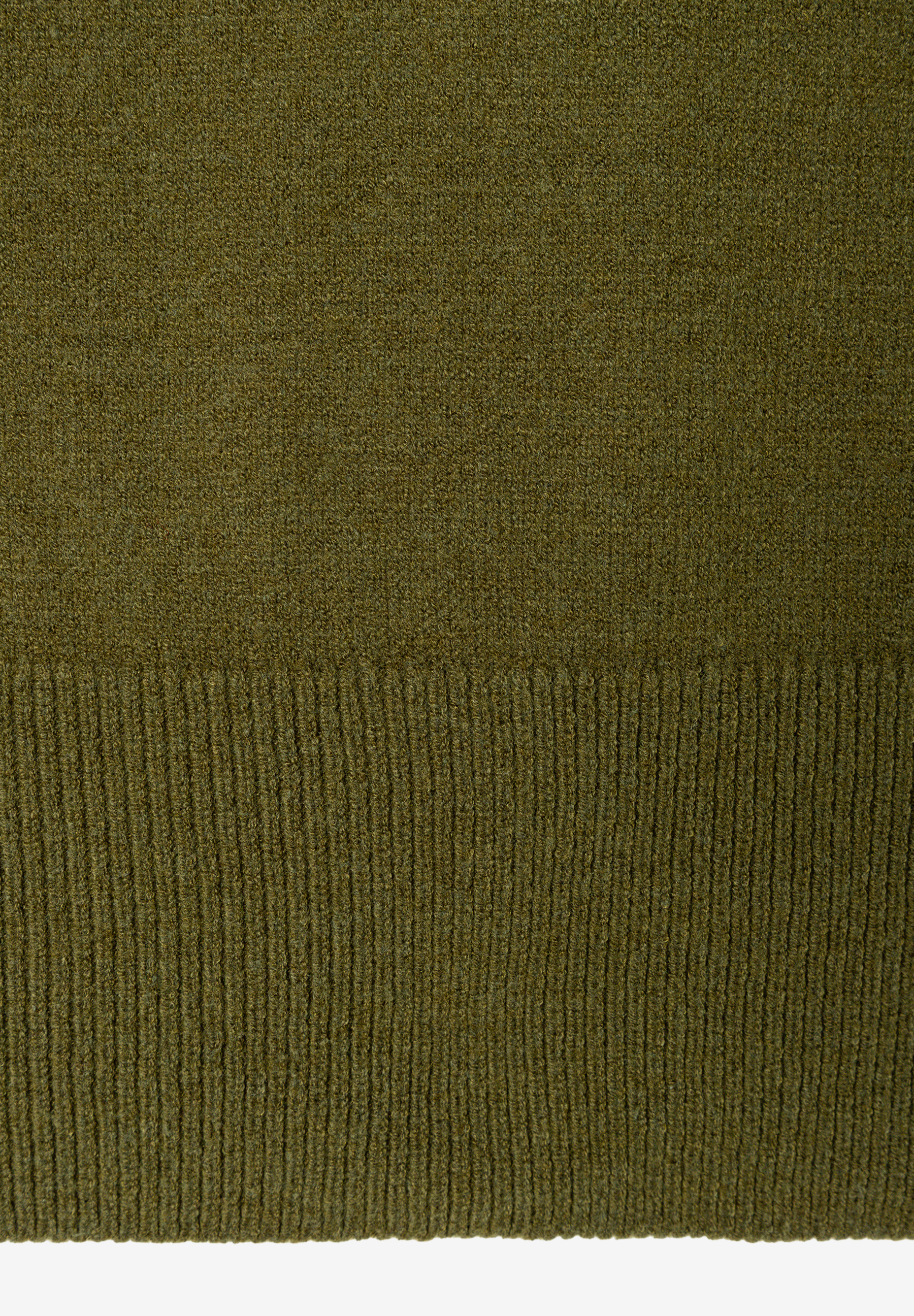 MORE & MORE Pullover/Strickwaren: Detailaufnahme eines olivgrünen Strickpullovers mit Rippstrickbund. MORE & MORE Pullover/Strickwaren: Detailaufnahme eines olivgrünen Strickpullovers mit Rippstrickbund.