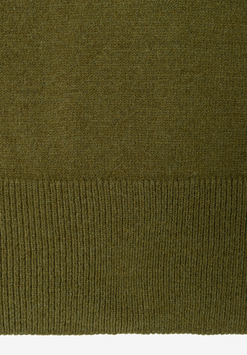 MORE & MORE Pullover/Strickwaren: Detailaufnahme eines olivgrünen Strickpullovers mit Rippstrickbund. MORE & MORE Pullover/Strickwaren: Detailaufnahme eines olivgrünen Strickpullovers mit Rippstrickbund.