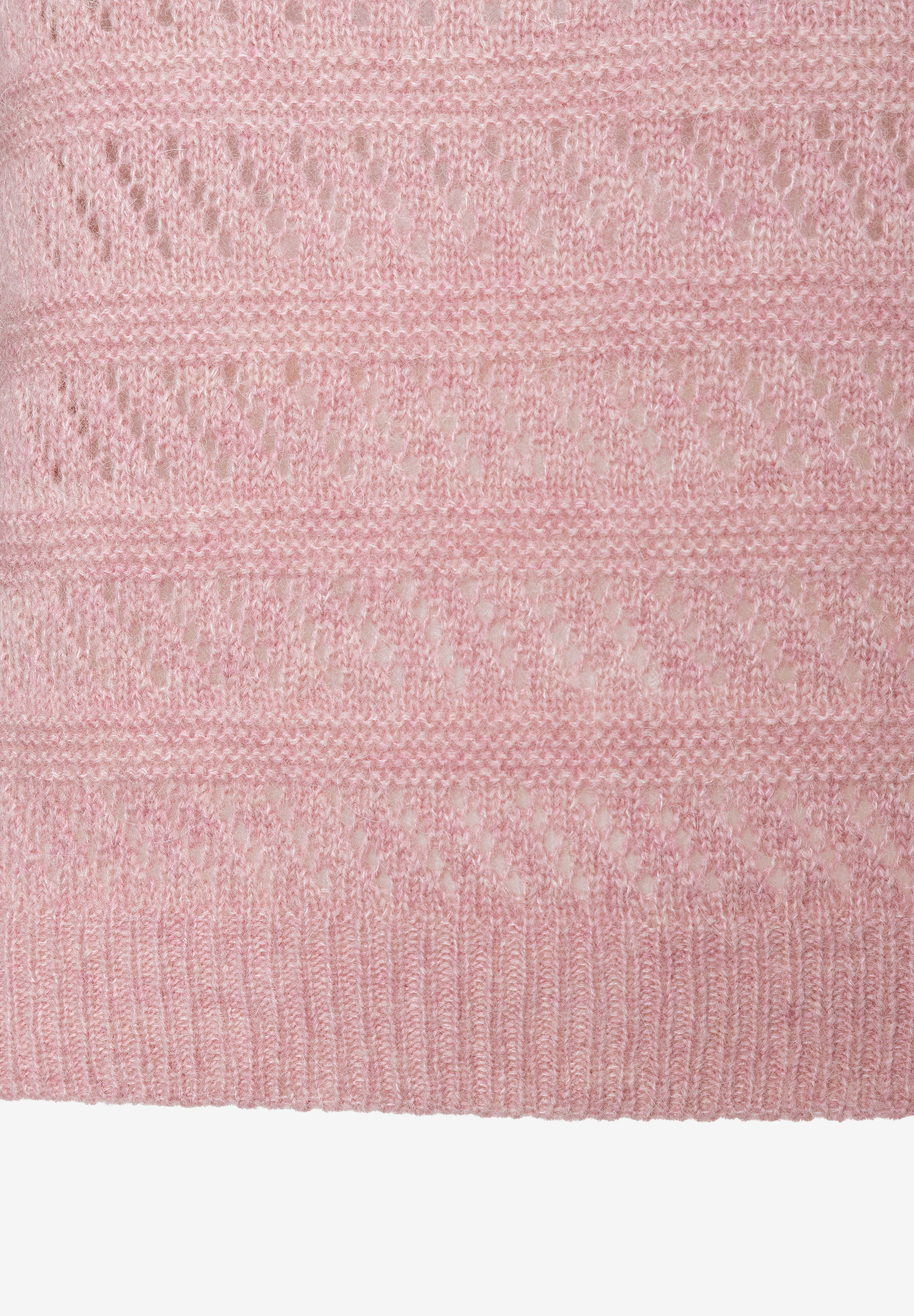 Detailaufnahme eines rosa Strukturstrick-Pullovers von MORE & MORE. Weiches, elastisches Material für angenehmen Tragekomfort. Detailaufnahme eines rosa Strukturstrick-Pullovers von MORE & MORE. Weiches, elastisches Material für angenehmen Tragekomfort.