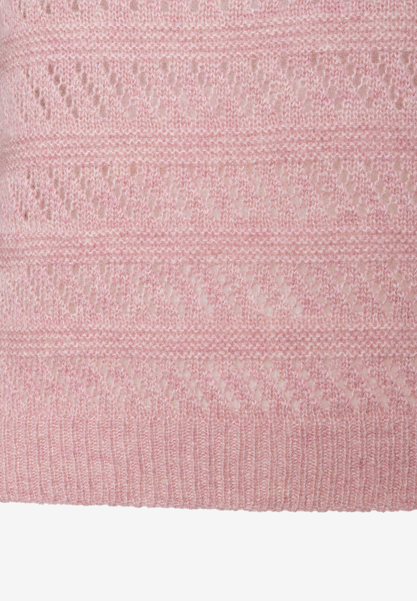 Detailaufnahme eines rosa Strukturstrick-Pullovers von MORE & MORE. Weiches, elastisches Material für angenehmen Tragekomfort. Detailaufnahme eines rosa Strukturstrick-Pullovers von MORE & MORE. Weiches, elastisches Material für angenehmen Tragekomfort.