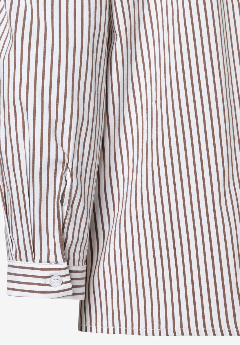 Detailansicht einer gestreiften MORE & MORE Bluse in Weiß und Braun mit Manschette und Knopf. Detailansicht einer gestreiften MORE & MORE Bluse in Weiß und Braun mit Manschette und Knopf.
