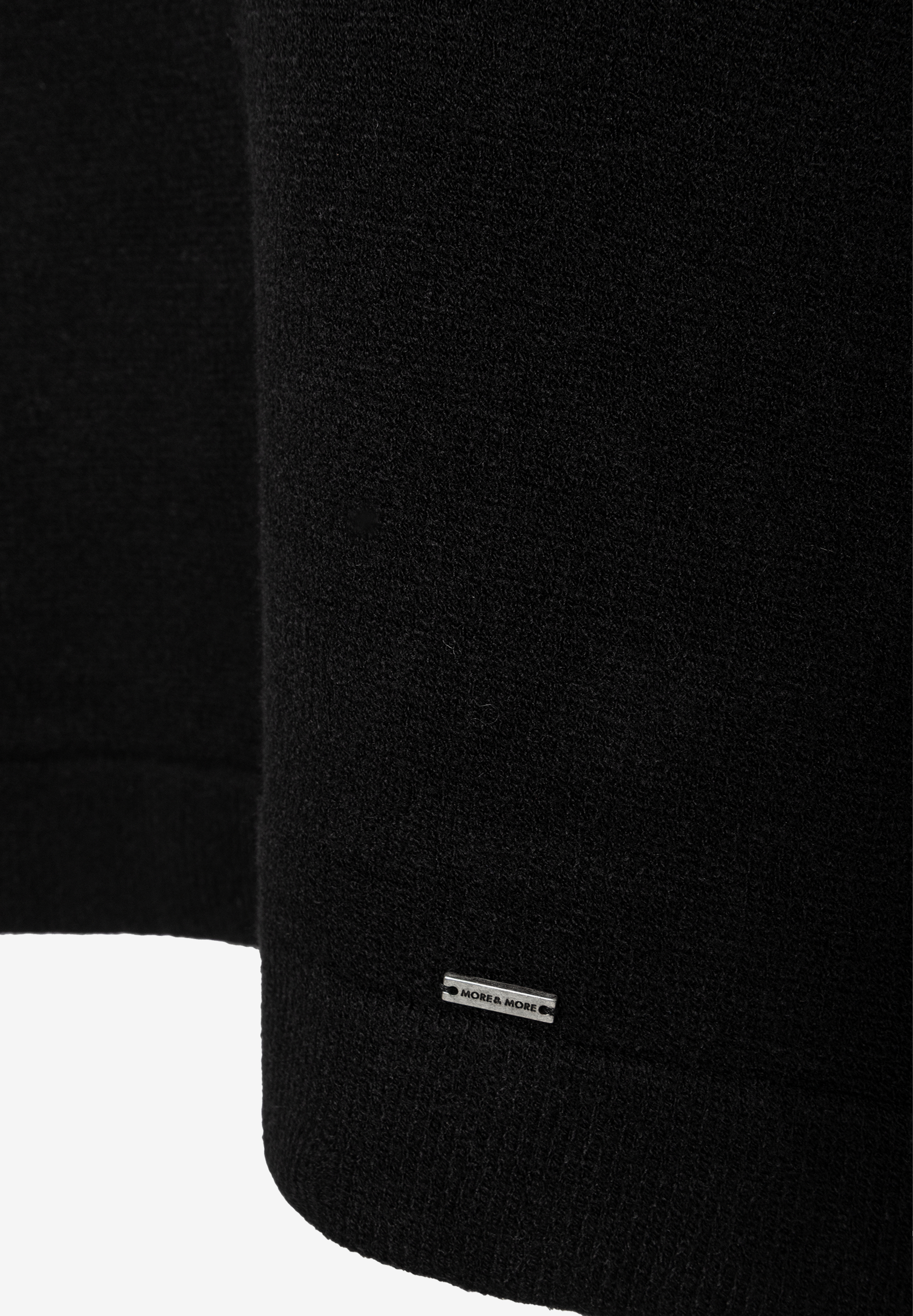 MORE & MORE schwarzes Strickkleid mit dezenter Metallplakette mit Markenlogo