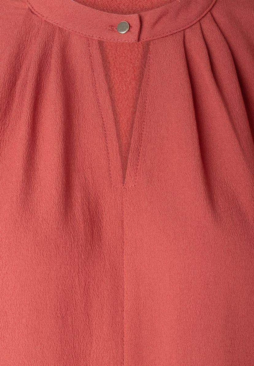 MORE & MORE Bluse: Gerüschtes Oberteil in Koralle, mit V-Ausschnitt, Kragen und Knopfdetails für angenehmen Tragekomfort. MORE & MORE Bluse: Gerüschtes Oberteil in Koralle, mit V-Ausschnitt, Kragen und Knopfdetails für angenehmen Tragekomfort.