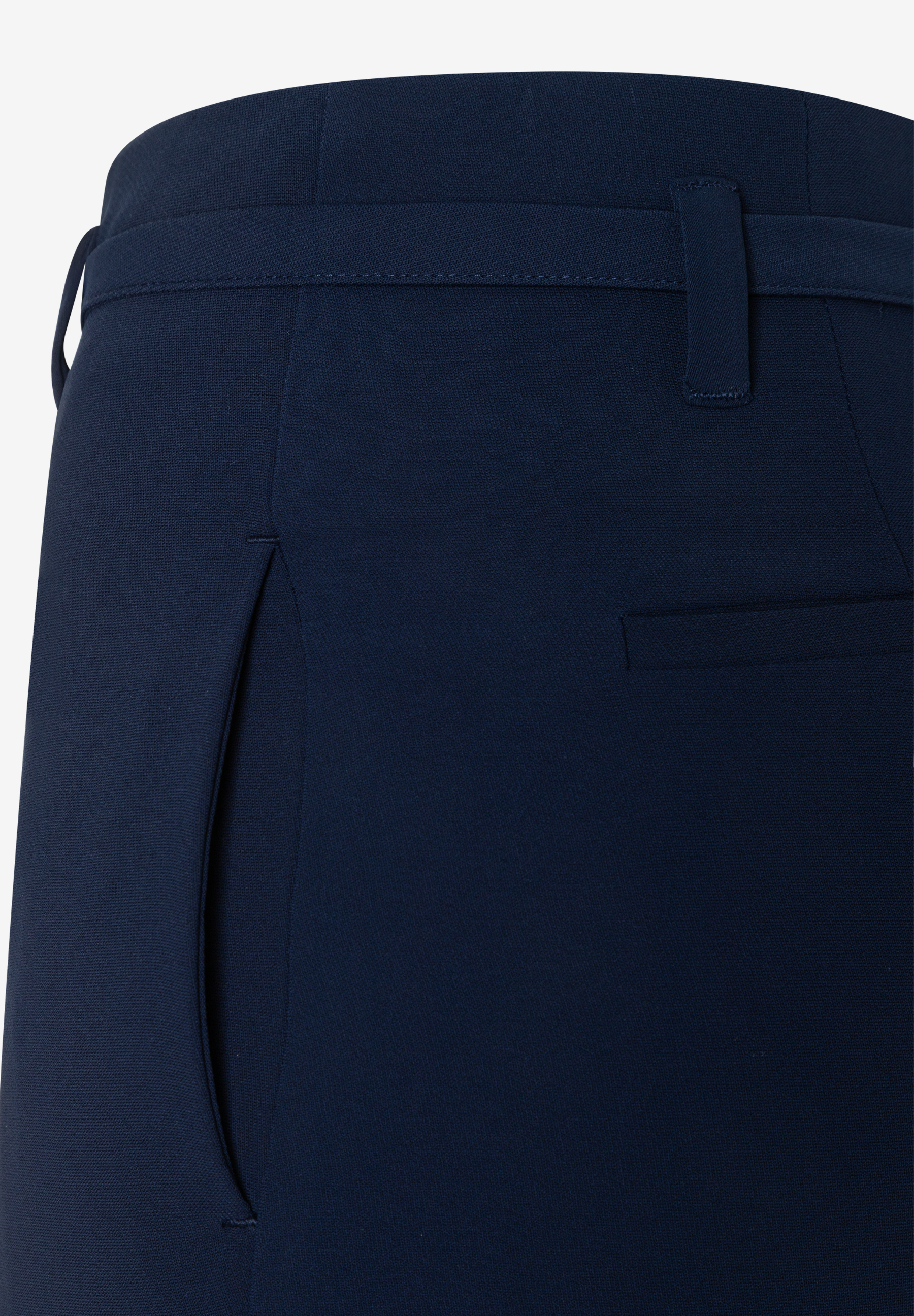 Detailaufnahme der MORE & MORE Hose, Webware, in Marineblau, mit Gürtelschlaufen und Taschen. Detailaufnahme der MORE & MORE Hose, Webware, in Marineblau, mit Gürtelschlaufen und Taschen.