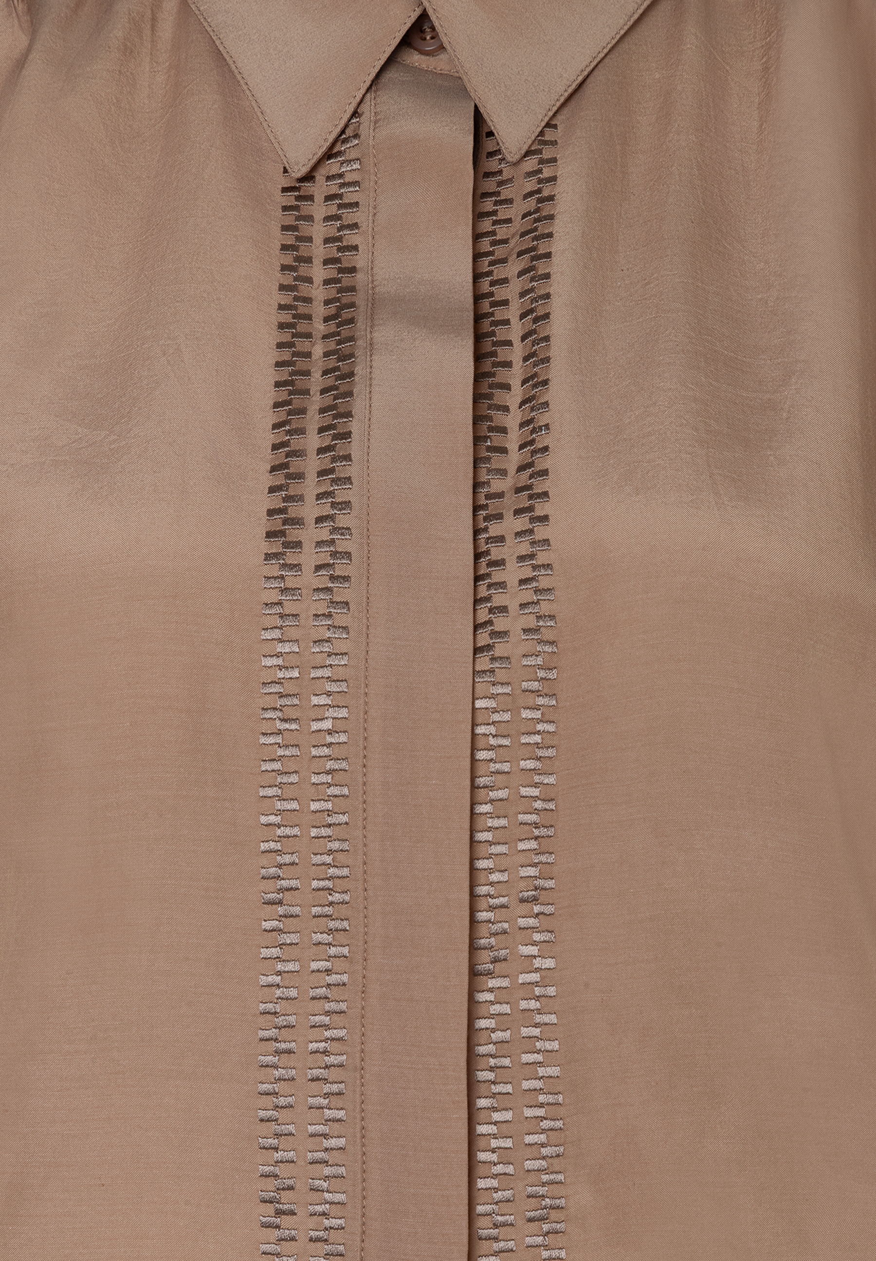 Detailansicht einer MORE & MORE Bluse mit Kragen und feiner Webware-Struktur.