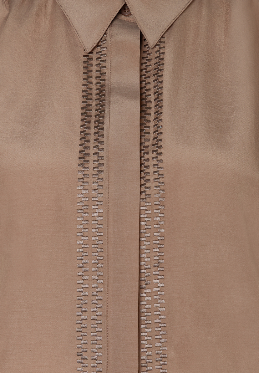 Detailansicht einer MORE & MORE Bluse mit Kragen und feiner Webware-Struktur. Detailansicht einer MORE & MORE Bluse mit Kragen und feiner Webware-Struktur.