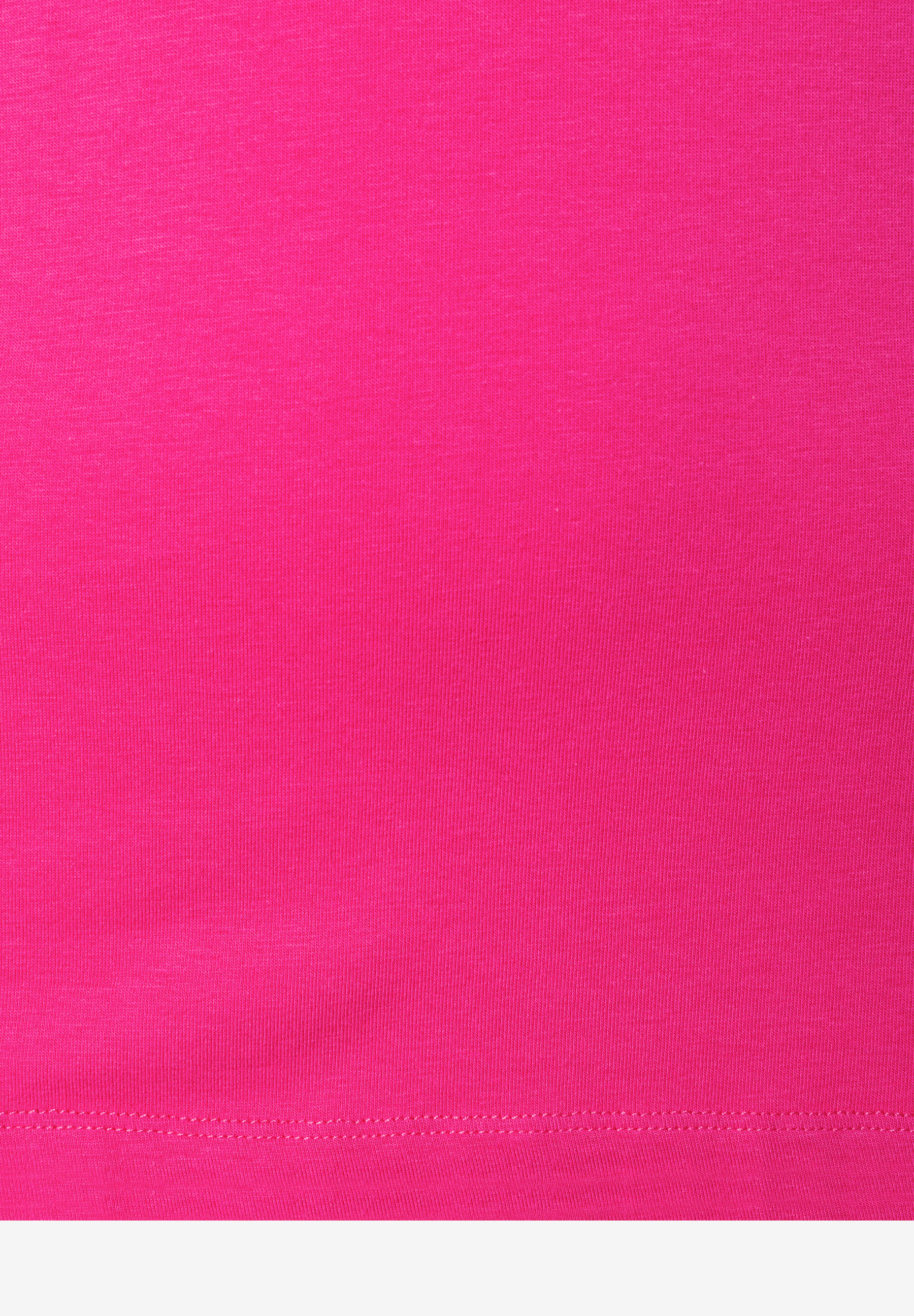 Nahaufnahme eines pinken MORE & MORE Oberteils aus Jersey mit sichtbarer Naht. Nahaufnahme eines pinken MORE & MORE Oberteils aus Jersey mit sichtbarer Naht.