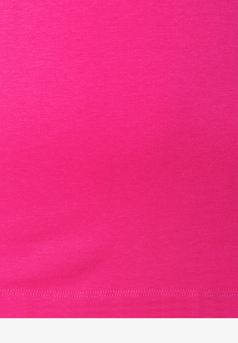 Nahaufnahme eines pinken MORE & MORE Oberteils aus Jersey mit sichtbarer Naht. Nahaufnahme eines pinken MORE & MORE Oberteils aus Jersey mit sichtbarer Naht.