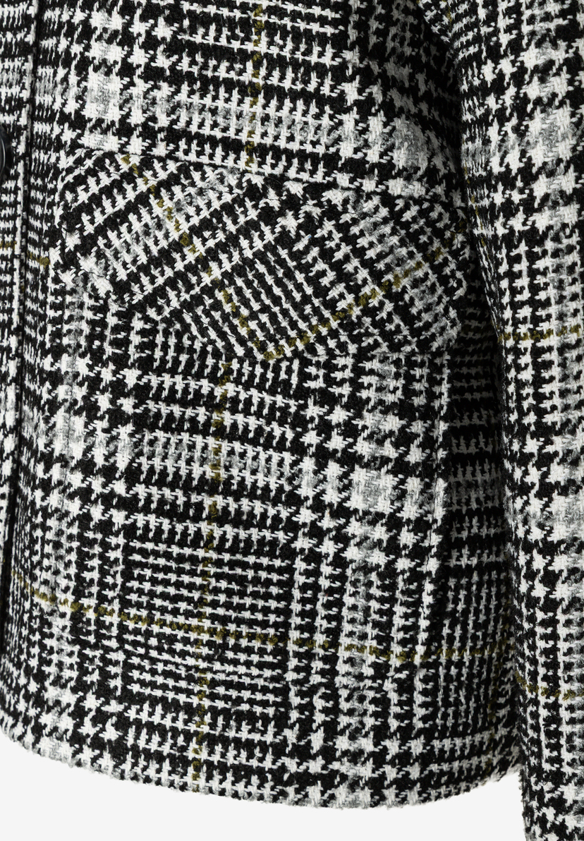 MORE & MORE Jacke im Hahnentrittmuster: Schwarz-weißes, strukturiertes Gewebe mit subtilen Olivakzenten und einer Pattentasche. MORE & MORE Jacke im Hahnentrittmuster: Schwarz-weißes, strukturiertes Gewebe mit subtilen Olivakzenten und einer Pattentasche.