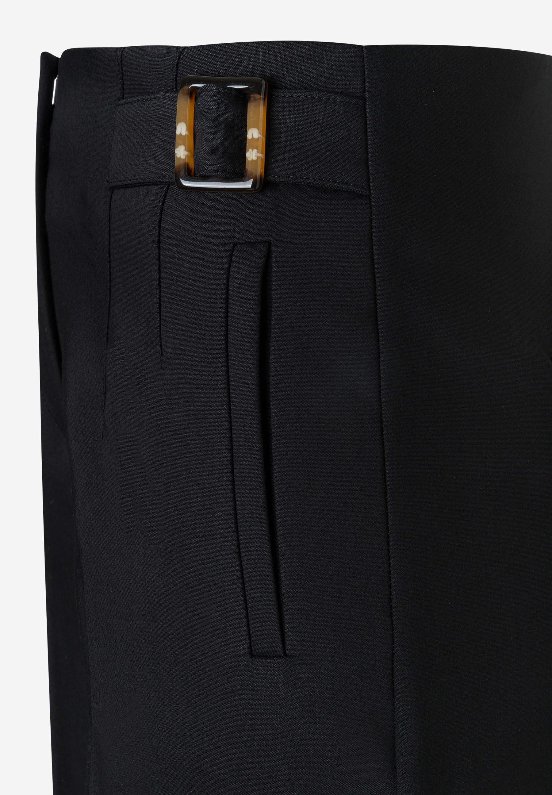 MORE & MORE schwarze Hose/Jeans mit Taillenschnalle in Schildpattoptik und Gürtelschlaufe, vorne links. MORE & MORE schwarze Hose/Jeans mit Taillenschnalle in Schildpattoptik und Gürtelschlaufe, vorne links.