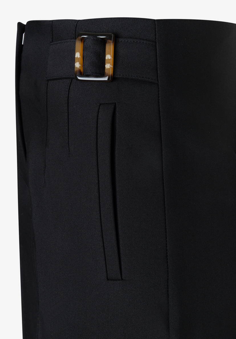 MORE & MORE schwarze Hose/Jeans mit Taillenschnalle in Schildpattoptik und Gürtelschlaufe, vorne links. MORE & MORE schwarze Hose/Jeans mit Taillenschnalle in Schildpattoptik und Gürtelschlaufe, vorne links.