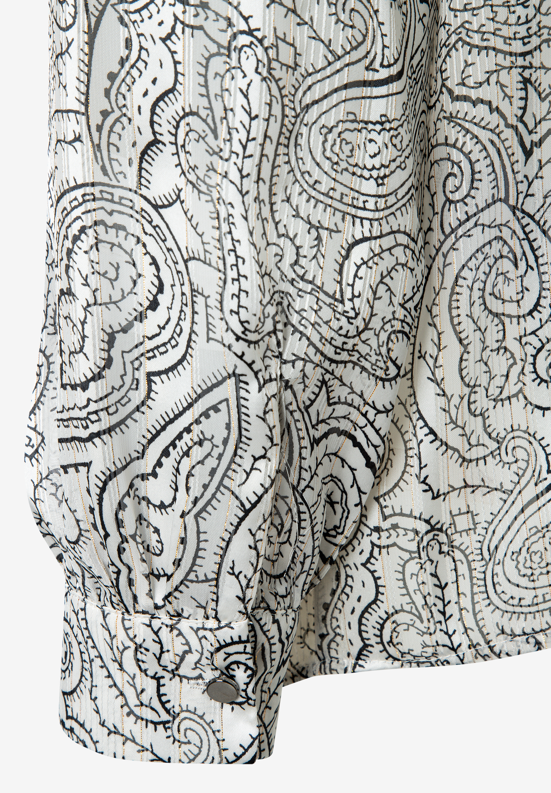 MORE & MORE Bluse: Eine weiße Bluse mit goldenen Streifen und schwarzem Paisley-Muster. Der Ärmel hat eine Manschette mit einem schwarzen Knopf. MORE & MORE Bluse: Eine weiße Bluse mit goldenen Streifen und schwarzem Paisley-Muster. Der Ärmel hat eine Manschette mit einem schwarzen Knopf.