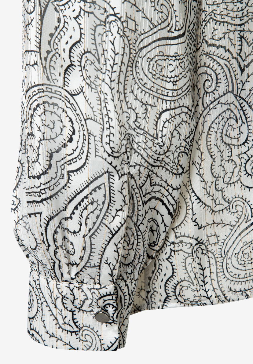 MORE & MORE Bluse: Eine weiße Bluse mit goldenen Streifen und schwarzem Paisley-Muster. Der Ärmel hat eine Manschette mit einem schwarzen Knopf. MORE & MORE Bluse: Eine weiße Bluse mit goldenen Streifen und schwarzem Paisley-Muster. Der Ärmel hat eine Manschette mit einem schwarzen Knopf.