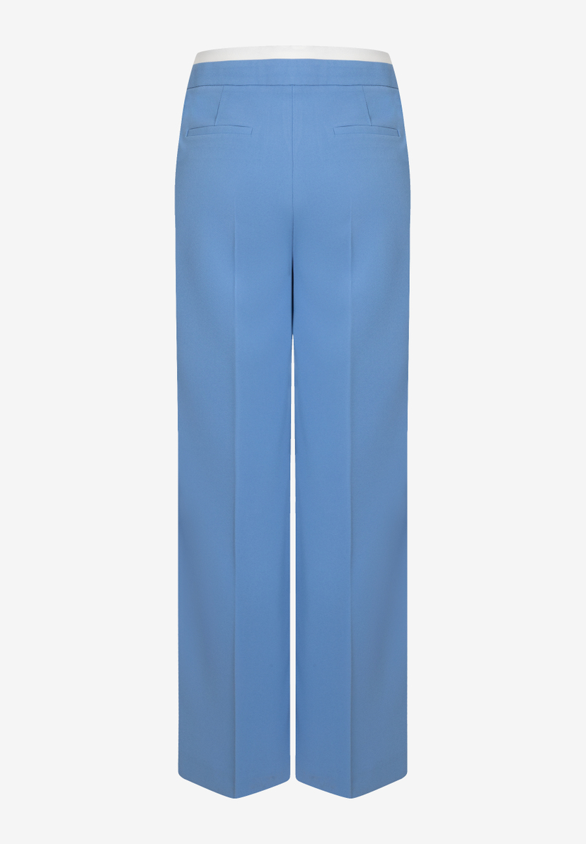 Eine blaue MORE & MORE Hose mit geradem Bein, von hinten fotografiert. Eine blaue MORE & MORE Hose mit geradem Bein, von hinten fotografiert.