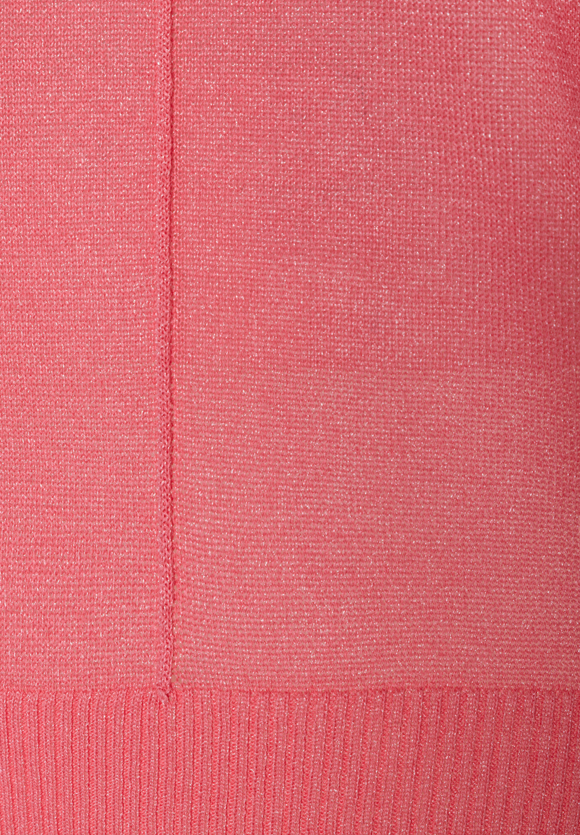 Nahaufnahme eines pinkfarbenen MORE & MORE Strickpullovers mit schimmerndem Effekt und vertikaler Naht. Nahaufnahme eines pinkfarbenen MORE & MORE Strickpullovers mit schimmerndem Effekt und vertikaler Naht.
