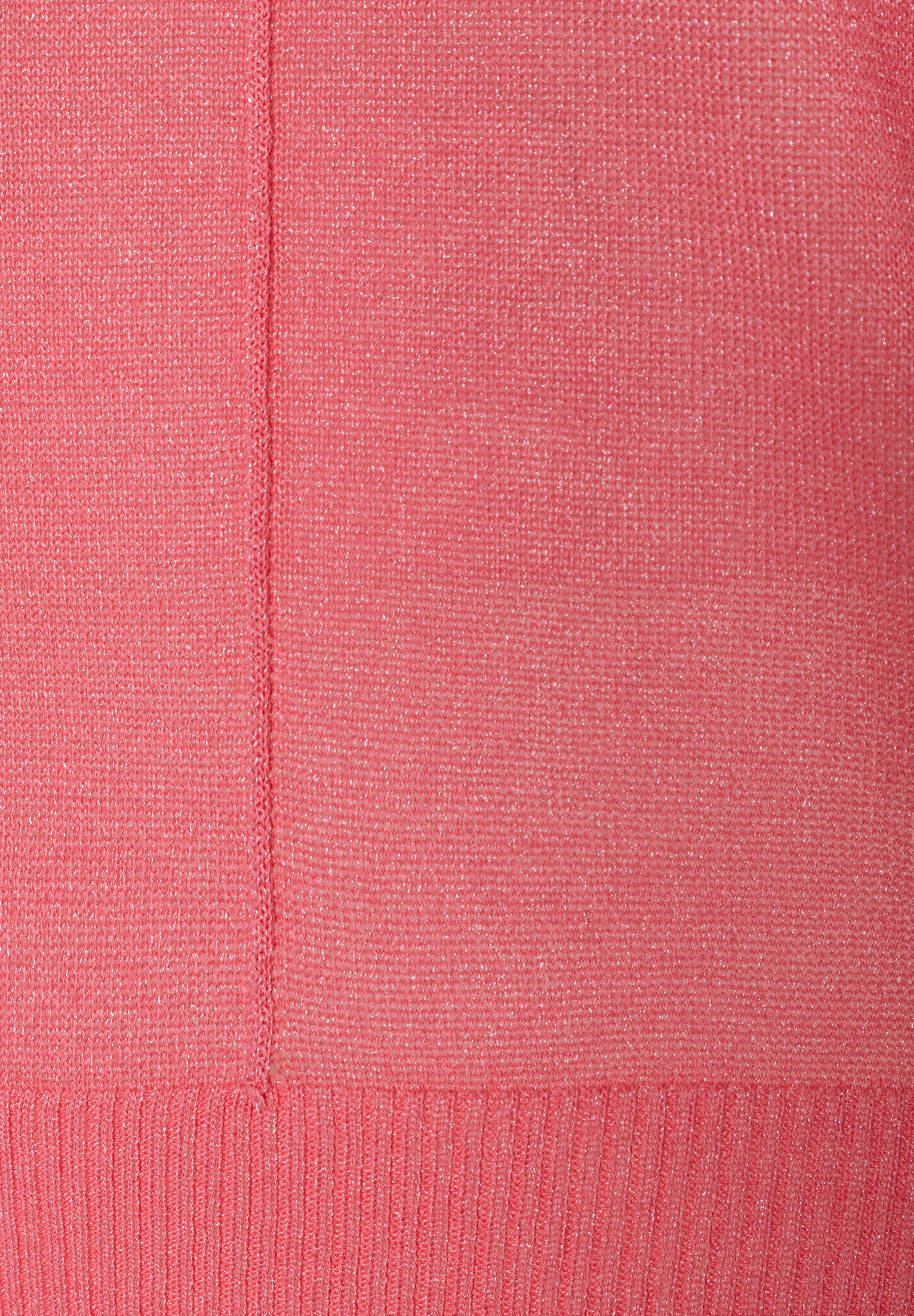 Nahaufnahme eines pinkfarbenen MORE & MORE Strickpullovers mit schimmerndem Effekt und vertikaler Naht. Nahaufnahme eines pinkfarbenen MORE & MORE Strickpullovers mit schimmerndem Effekt und vertikaler Naht.