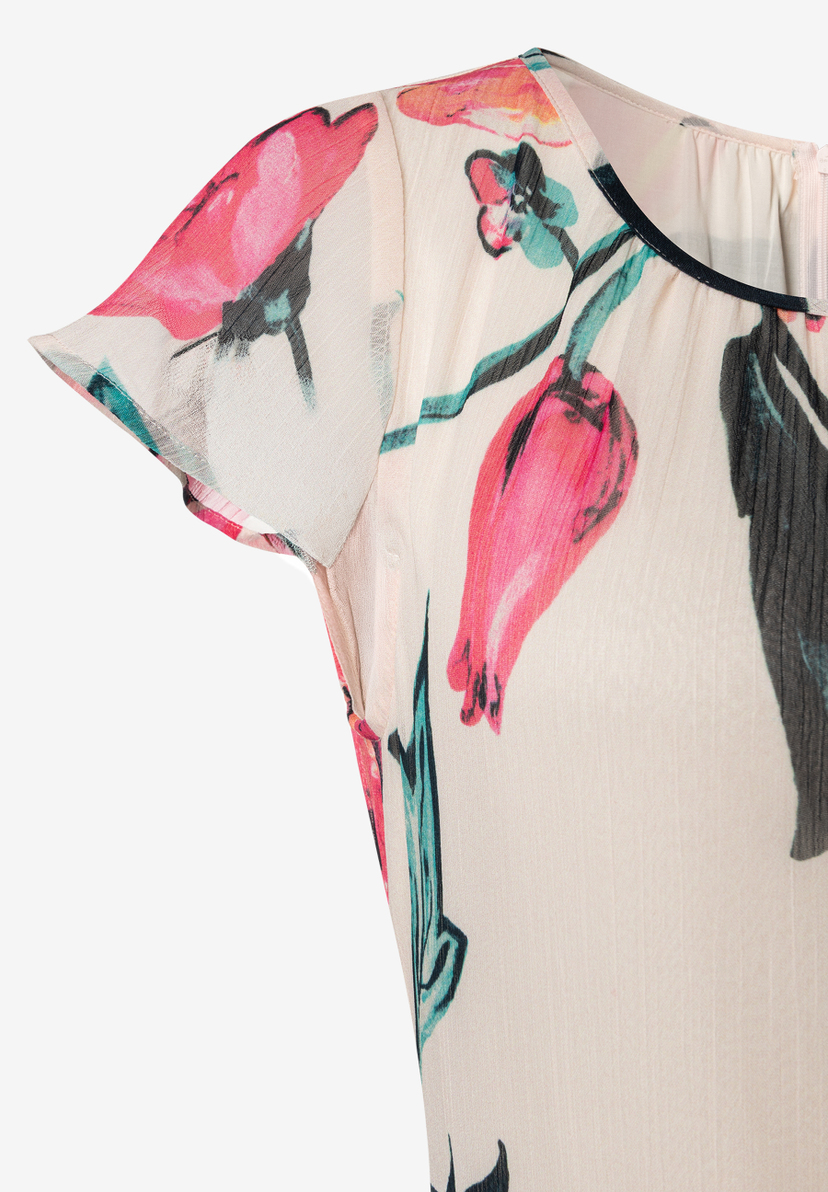 Detailansicht eines MORE & MORE Oberteils mit Blumenmuster und kurzen Ärmeln. Detailansicht eines MORE & MORE Oberteils mit Blumenmuster und kurzen Ärmeln.