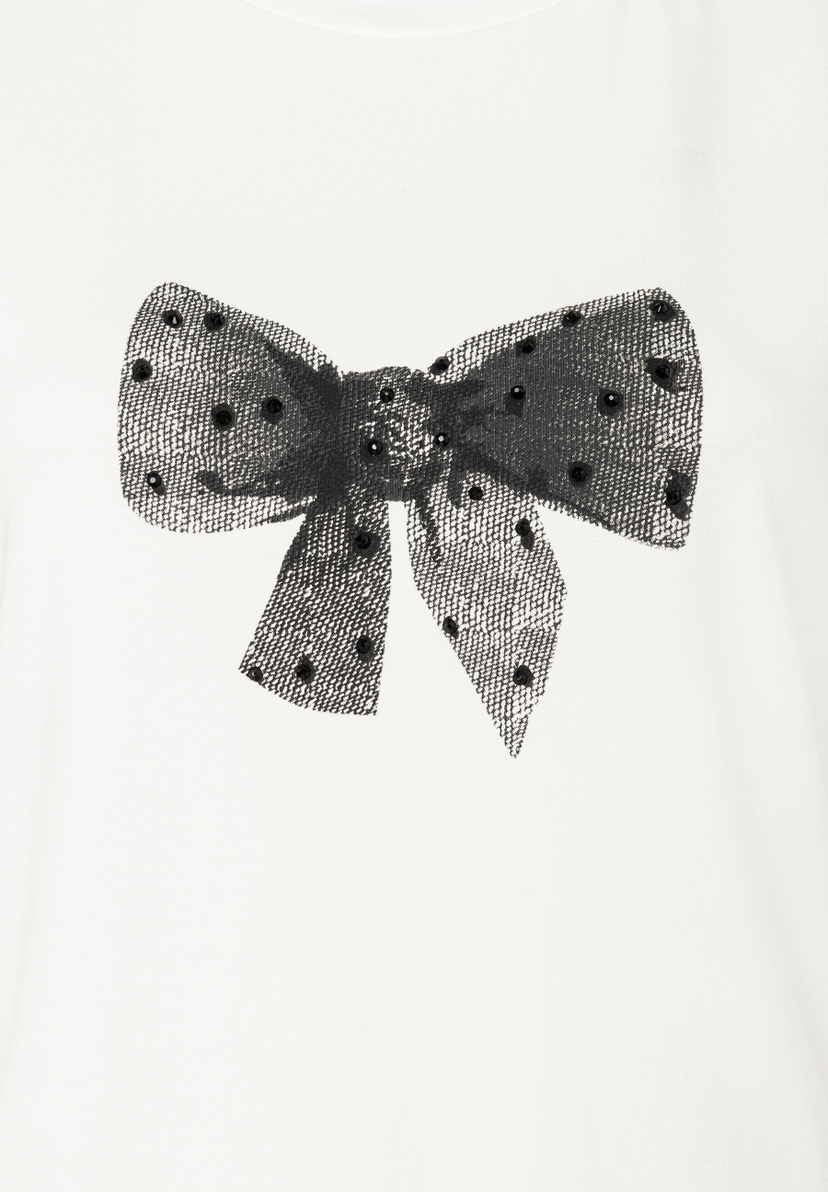 Ein MORE & MORE Oberteil mit einer schwarzen Schleife aus Jersey-Material. Ein MORE & MORE Oberteil mit einer schwarzen Schleife aus Jersey-Material.