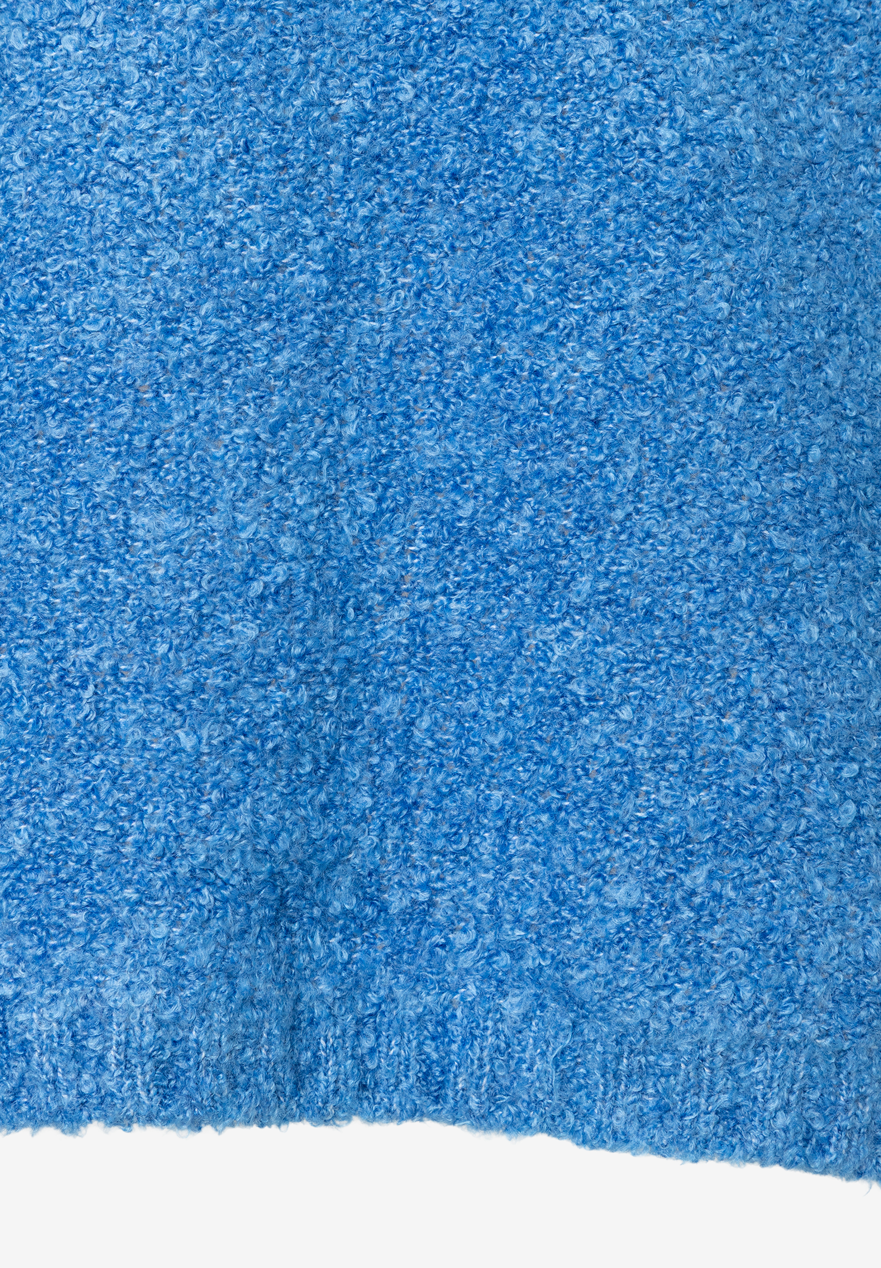 Nahaufnahme des MORE & MORE Strickpullovers in Bouclé-Optik, der weich und wärmend ist. Nahaufnahme des MORE & MORE Strickpullovers in Bouclé-Optik, der weich und wärmend ist.