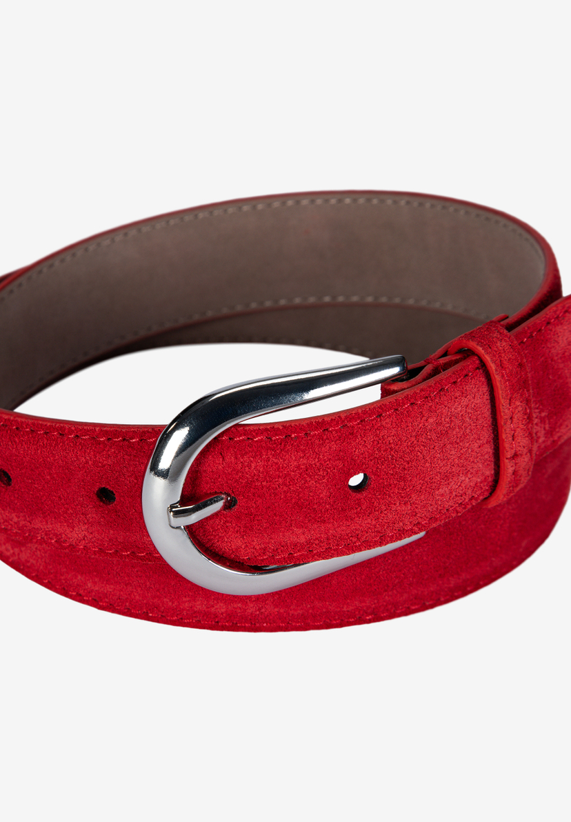 MORE & MORE Accessoires: Roter Gürtel aus Wildleder mit silberner Schnalle und sichtbaren Stichdetails, ideal als Statement-Piece.
