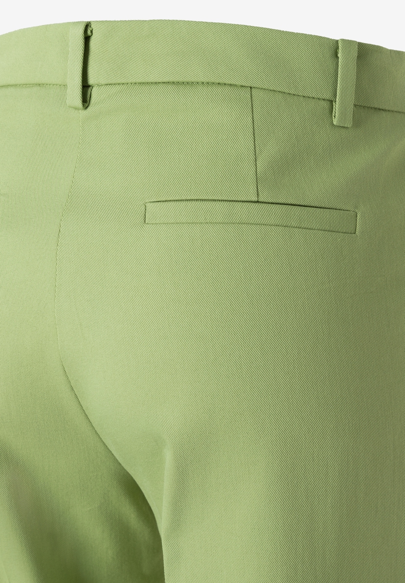 Nahaufnahme der MORE & MORE Hose aus Baumwollmischung in Gabardine-Optik. Detail: Gesäßtasche und Gürtelschlaufen. Nahaufnahme der MORE & MORE Hose aus Baumwollmischung in Gabardine-Optik. Detail: Gesäßtasche und Gürtelschlaufen.