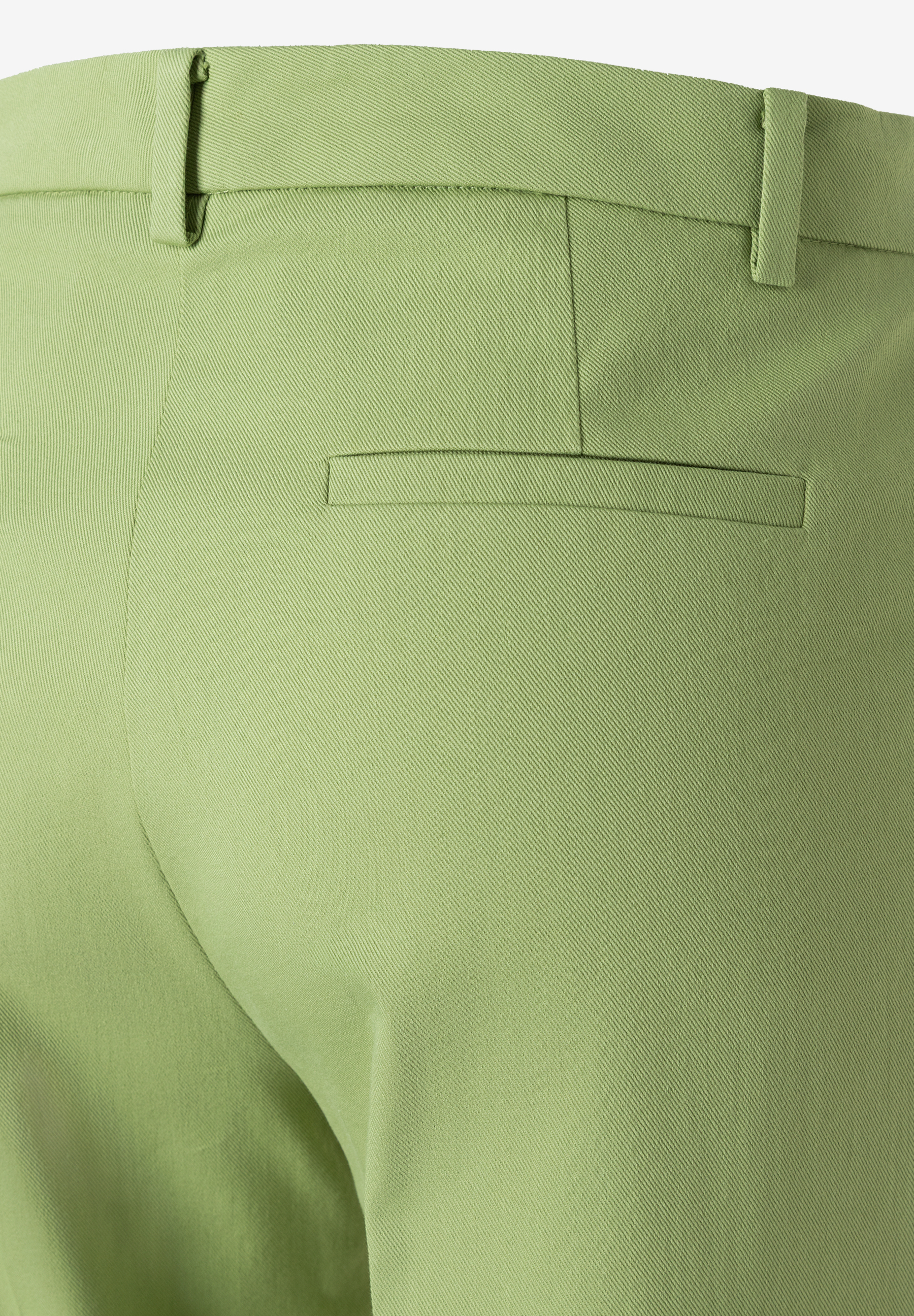 Nahaufnahme der MORE & MORE Hose aus Baumwollmischung in Gabardine-Optik. Detail: Gesäßtasche und Gürtelschlaufen. Nahaufnahme der MORE & MORE Hose aus Baumwollmischung in Gabardine-Optik. Detail: Gesäßtasche und Gürtelschlaufen.