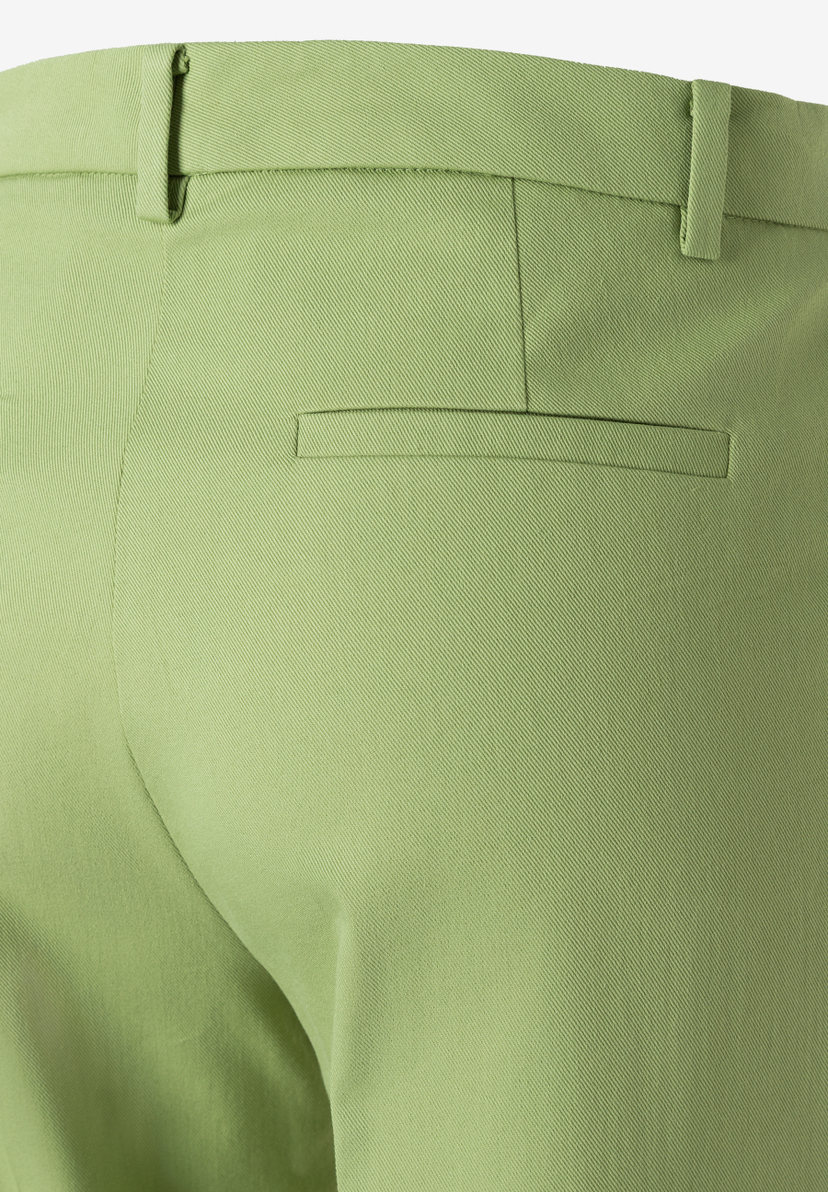Nahaufnahme der MORE & MORE Hose aus Baumwollmischung in Gabardine-Optik. Detail: Gesäßtasche und Gürtelschlaufen. Nahaufnahme der MORE & MORE Hose aus Baumwollmischung in Gabardine-Optik. Detail: Gesäßtasche und Gürtelschlaufen.