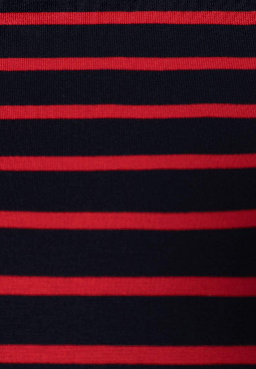 Detailansicht eines MORE & MORE Oberteils, rot-schwarz gestreift.
