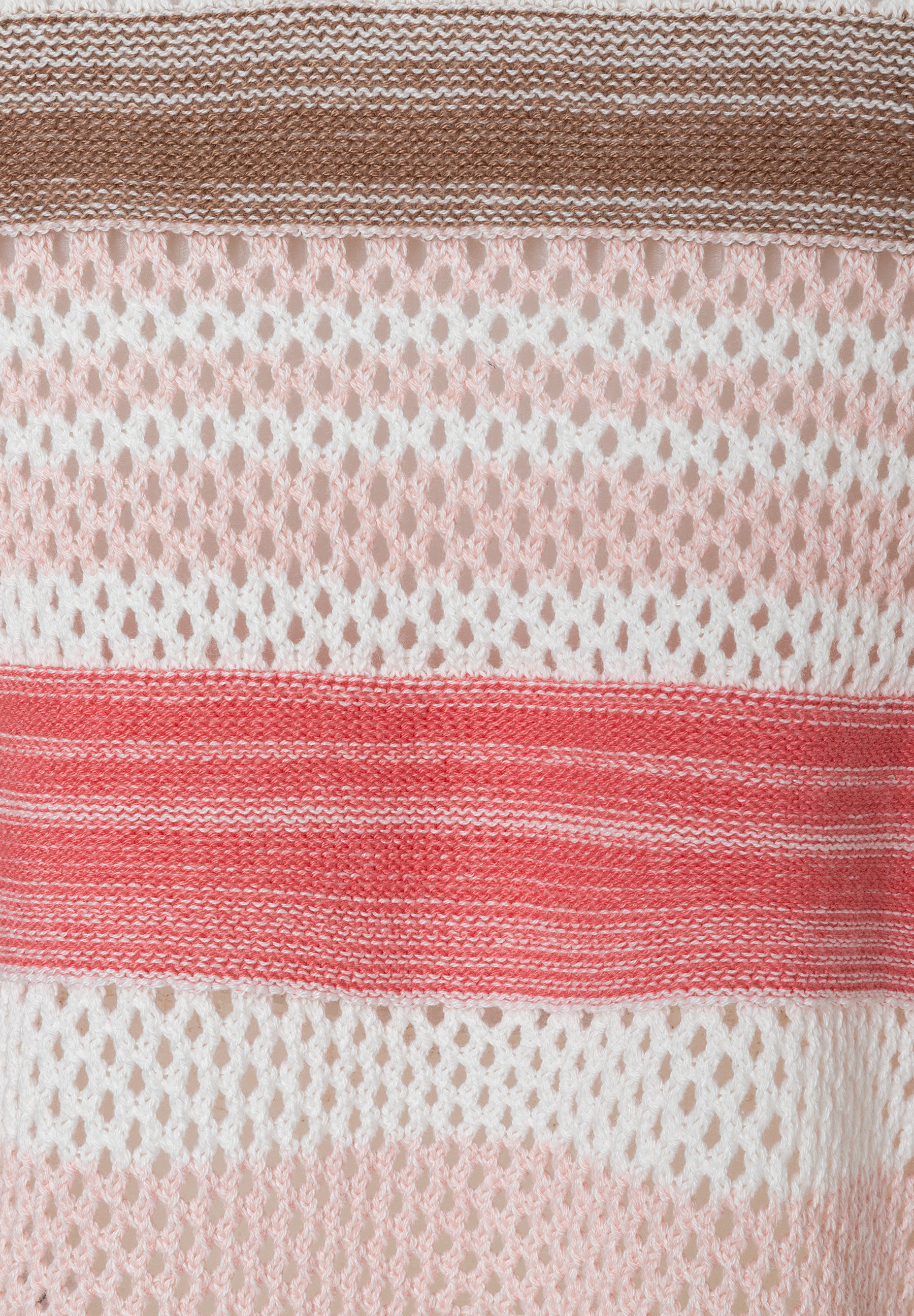 Nahaufnahme eines MORE & MORE Strick-Oberteils mit braunen, roten, weißen und rosafarbenen Streifen und Lochmuster. Nahaufnahme eines MORE & MORE Strick-Oberteils mit braunen, roten, weißen und rosafarbenen Streifen und Lochmuster.