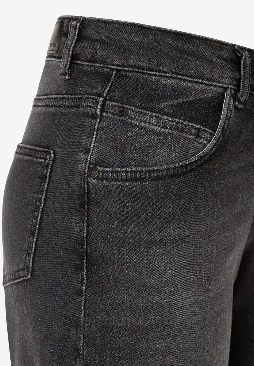 MORE & MORE Jeans aus elastischem, strapazierfähigem Denim. Dunkelgraue Waschung, Nieten-Details, Gürtelschlaufen. MORE & MORE Jeans aus elastischem, strapazierfähigem Denim. Dunkelgraue Waschung, Nieten-Details, Gürtelschlaufen.