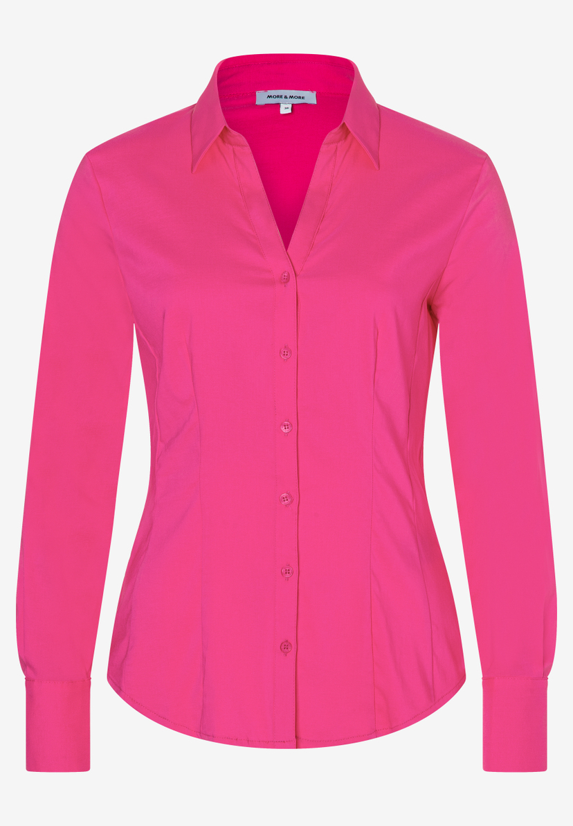 Eine pinke Bluse von MORE & MORE mit langen Ärmeln und Knopfleiste. Eine pinke Bluse von MORE & MORE mit langen Ärmeln und Knopfleiste.