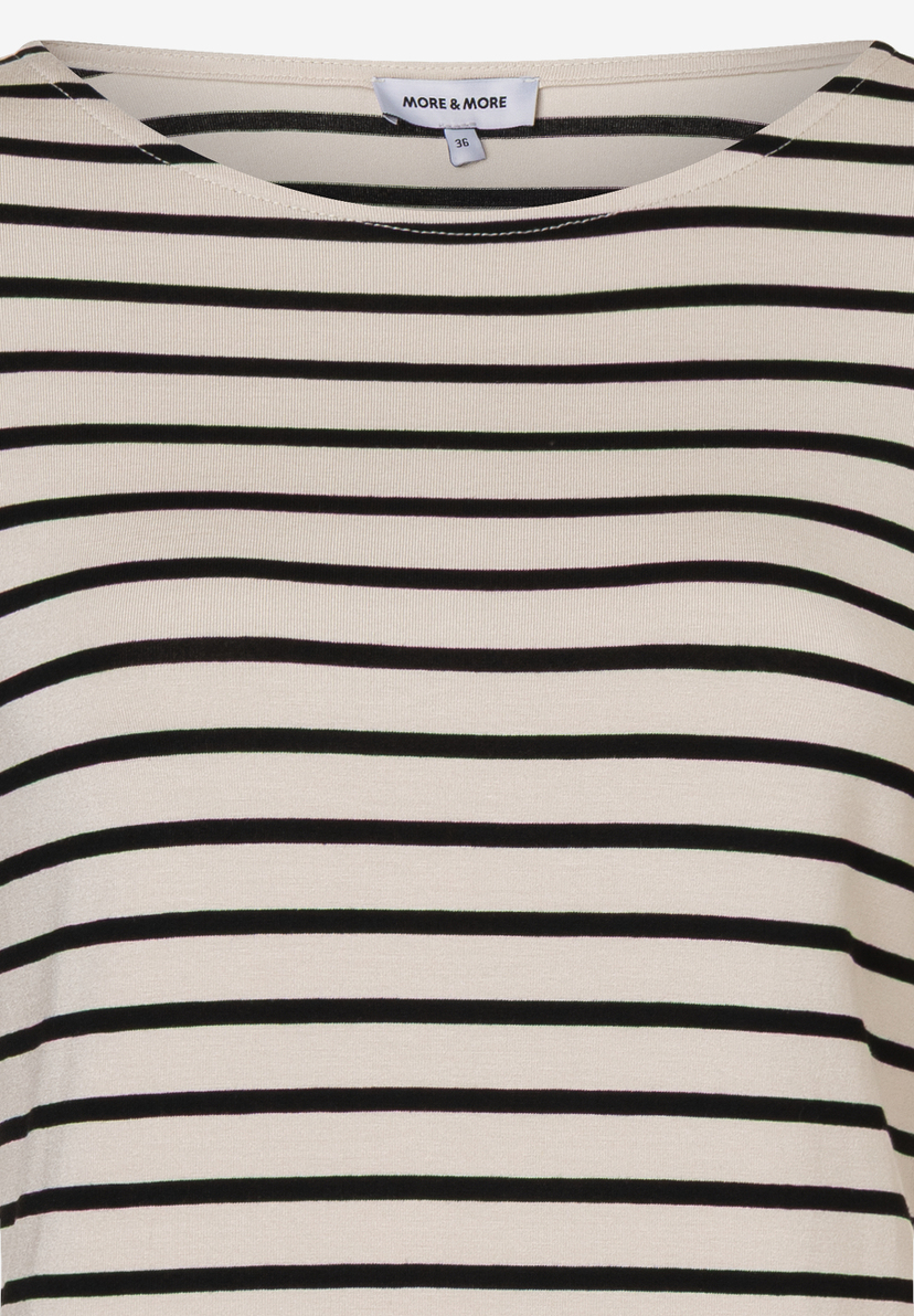 Detailansicht eines gestreiften MORE & MORE Jersey Oberteils. Schwarze Streifen auf hellem Grund, angenehm und elastisch. Detailansicht eines gestreiften MORE & MORE Jersey Oberteils. Schwarze Streifen auf hellem Grund, angenehm und elastisch.