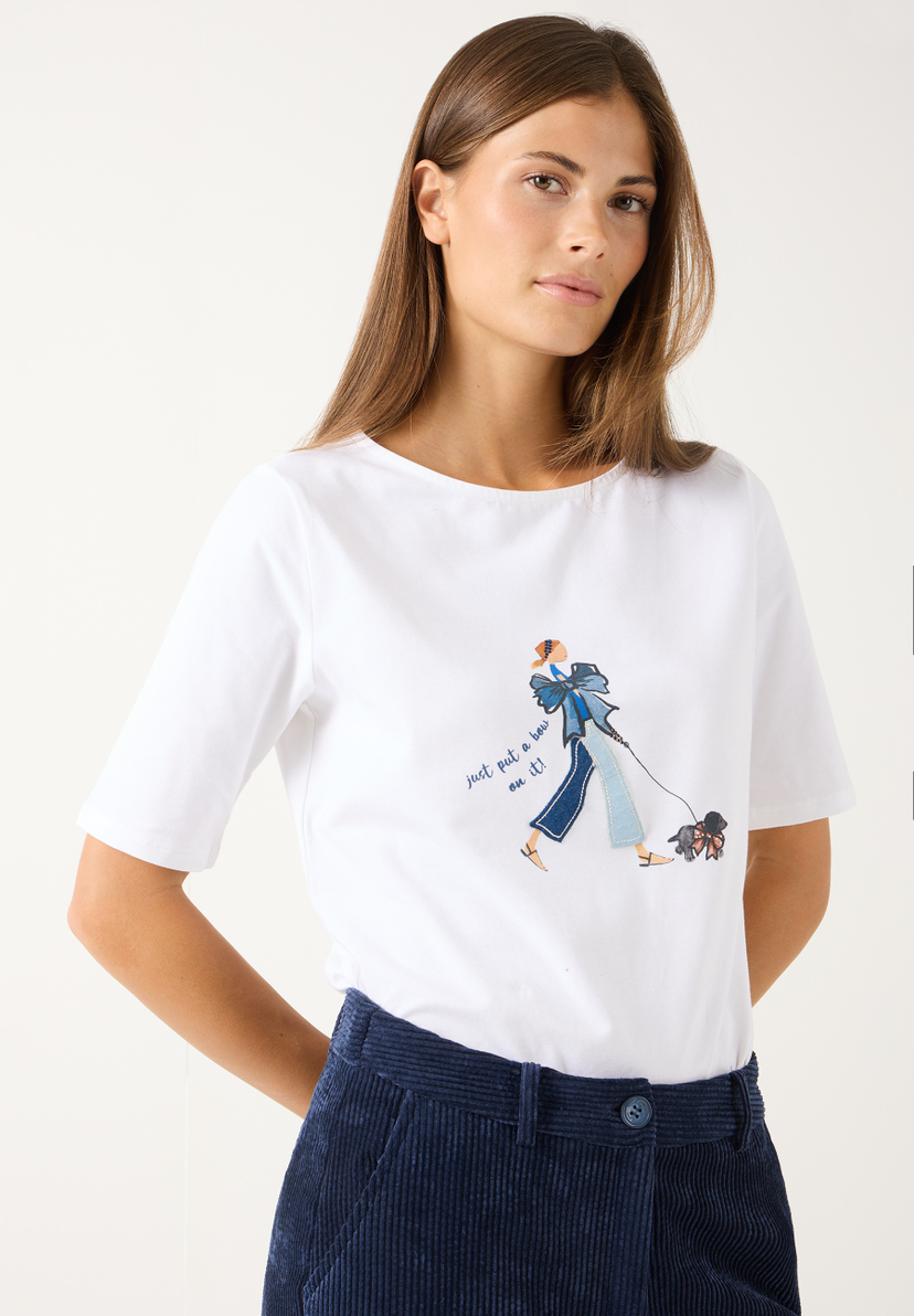 MORE & MORE Oberteil: Weißes T-Shirt mit illustriertem Motiv einer Frau, die einen Hund an der Leine führt.