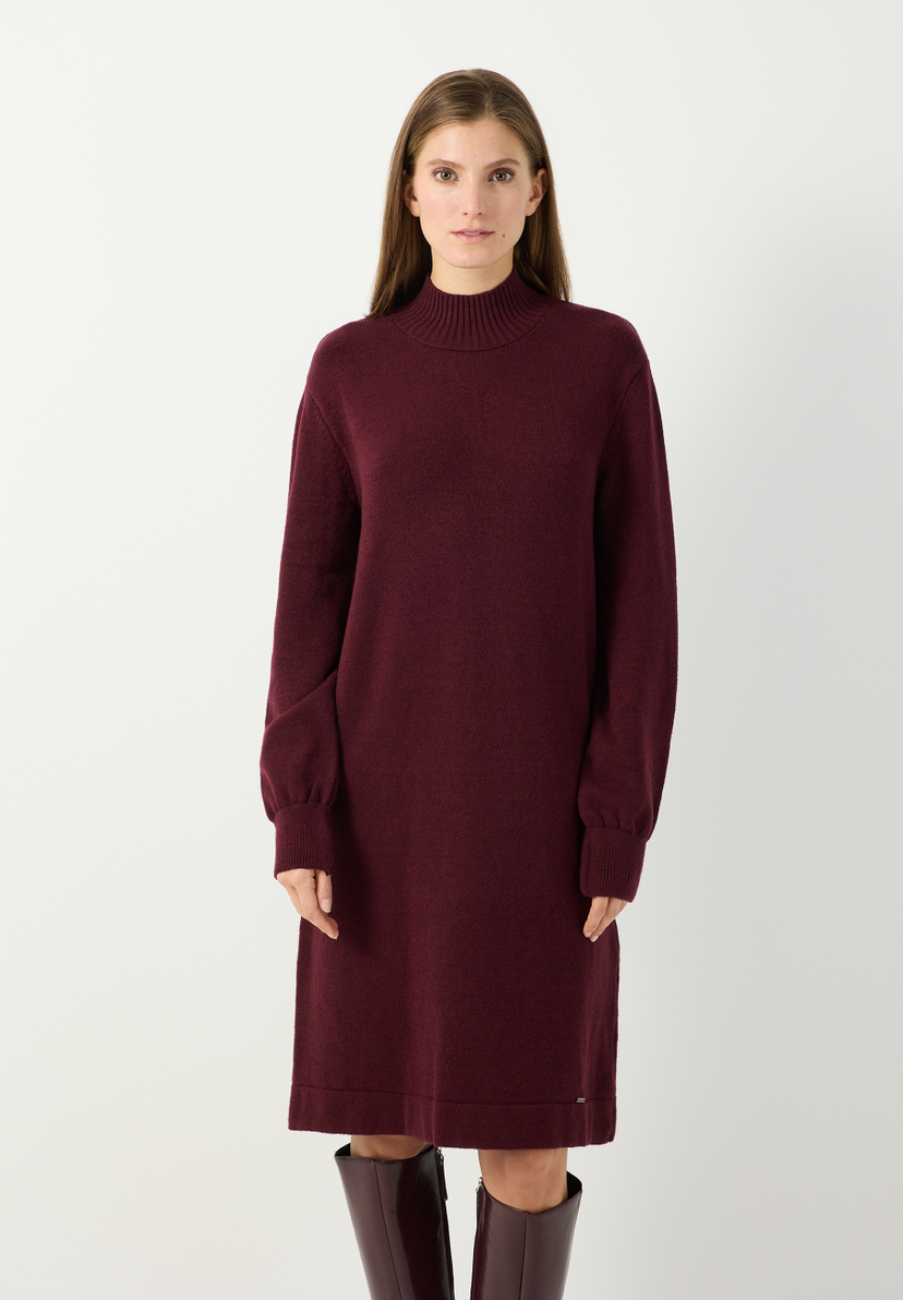 MORE & MORE Oberteil: Elegantes weinrotes Strickkleid mit Stehkragen und langen Ärmeln. Perfekt für kühle Tage. MORE & MORE Oberteil: Elegantes weinrotes Strickkleid mit Stehkragen und langen Ärmeln. Perfekt für kühle Tage.