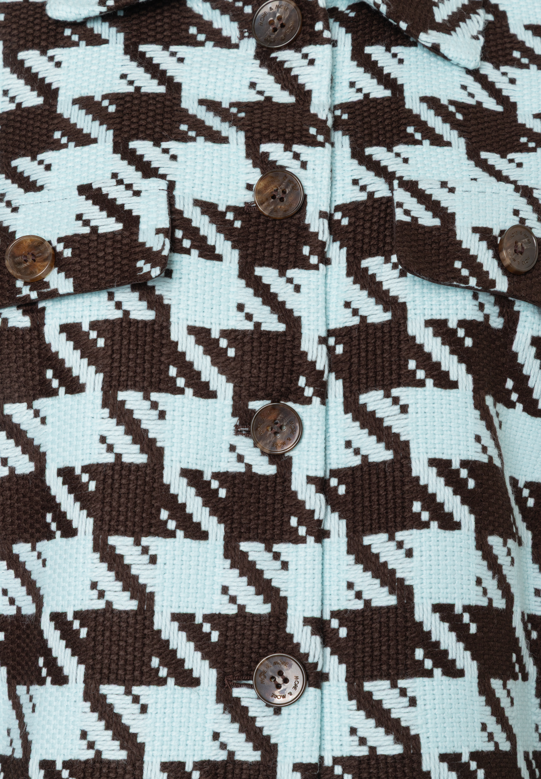 Nahaufnahme einer MORE & MORE Blazer Jacke mit Hahnentrittmuster und Knöpfen. Nahaufnahme einer MORE & MORE Blazer Jacke mit Hahnentrittmuster und Knöpfen.