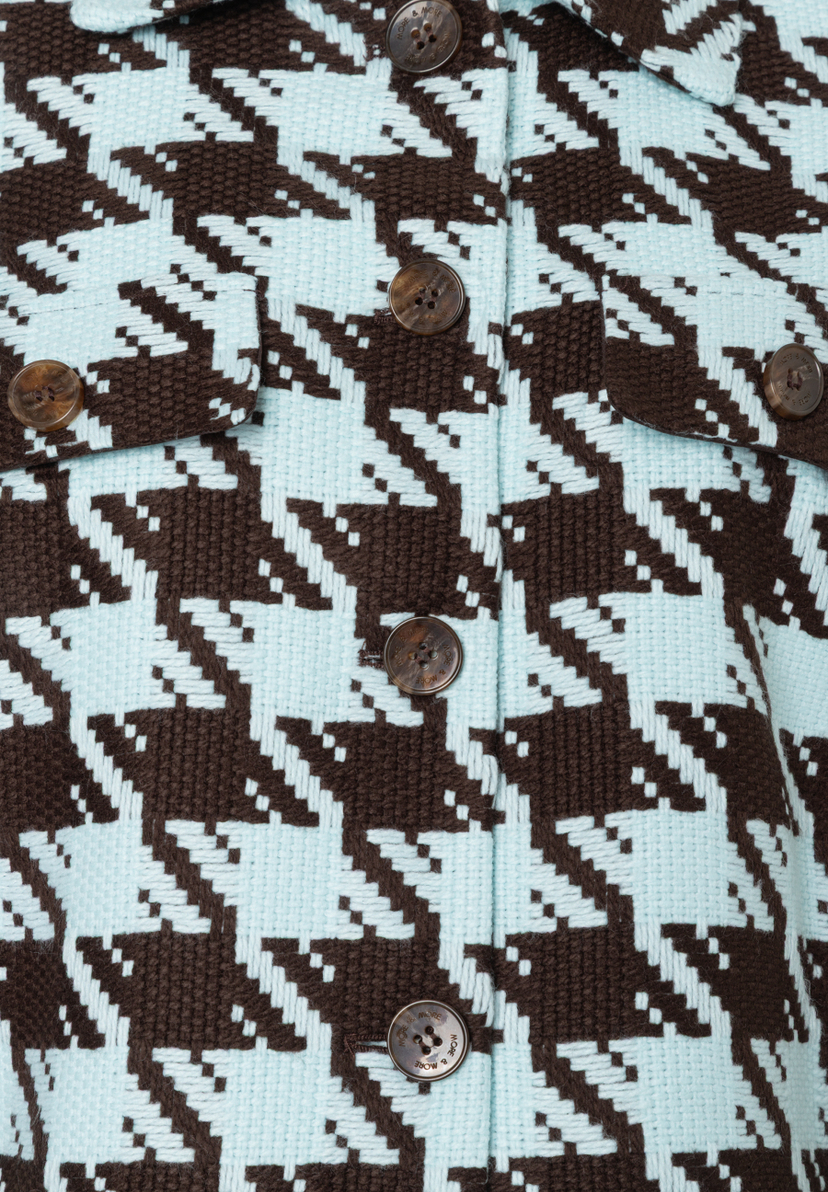 Nahaufnahme einer MORE & MORE Blazer Jacke mit Hahnentrittmuster und Knöpfen. Nahaufnahme einer MORE & MORE Blazer Jacke mit Hahnentrittmuster und Knöpfen.