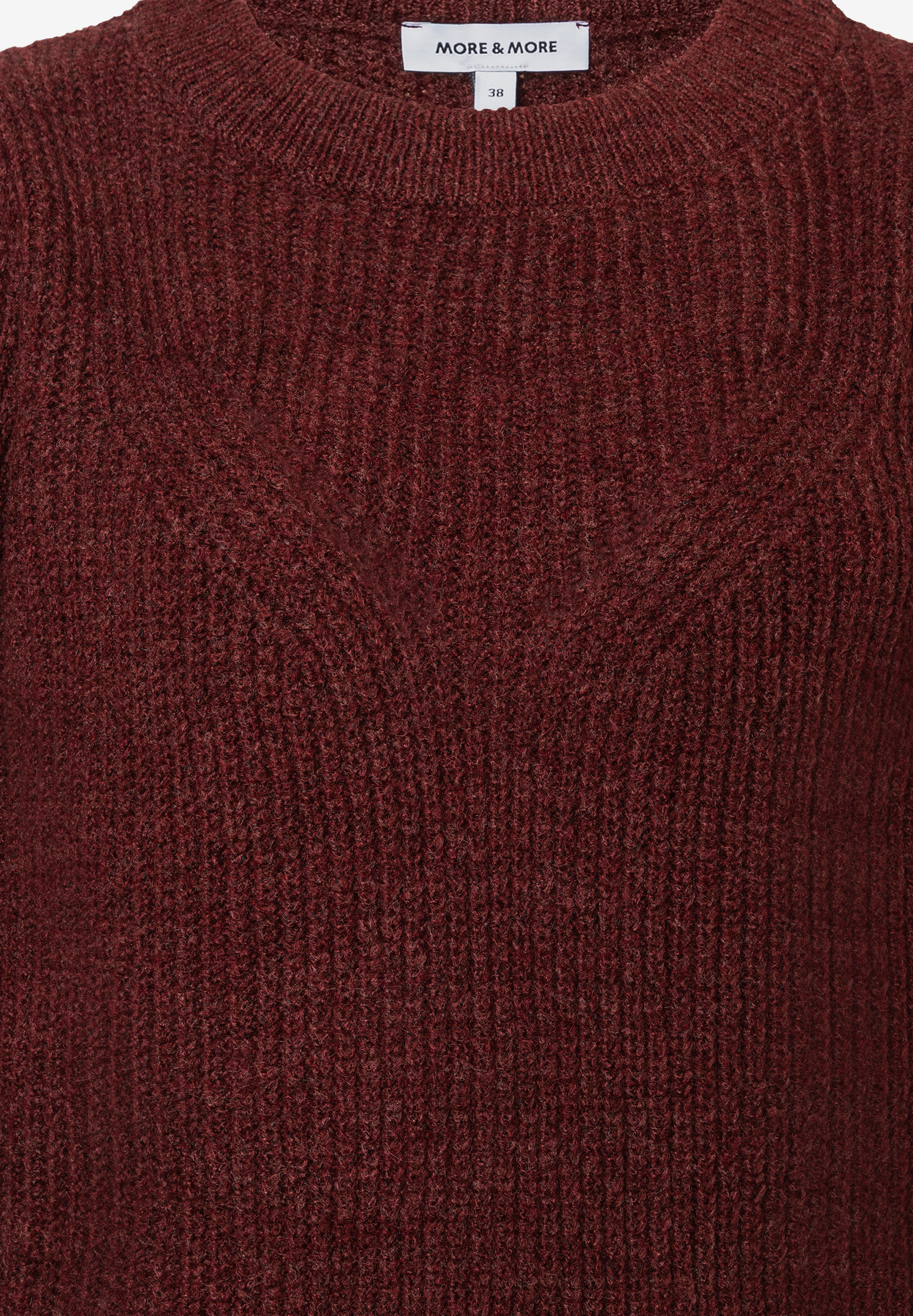 Nahaufnahme eines bordeauxroten MORE & MORE Strickpullovers mit Rundhalsausschnitt und Rippstrickmuster. Nahaufnahme eines bordeauxroten MORE & MORE Strickpullovers mit Rundhalsausschnitt und Rippstrickmuster.