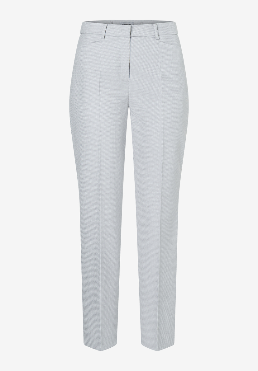 Eine MORE & MORE Hose/Jeans mit Piquee und Stretch in hellem Grau vor neutralem Hintergrund. Eine MORE & MORE Hose/Jeans mit Piquee und Stretch in hellem Grau vor neutralem Hintergrund.