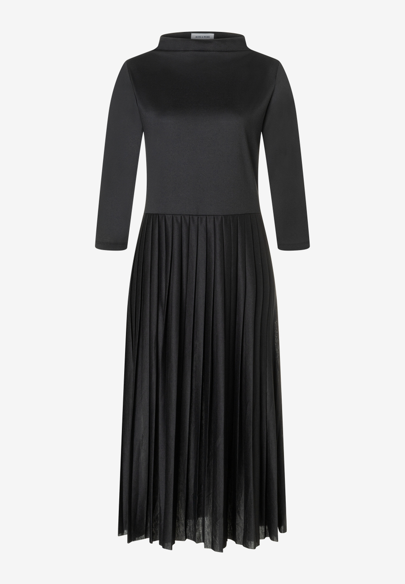 Ein schwarzes, plissiertes Jersey-Kleid der Marke MORE & MORE mit Dreiviertelärmeln. Ein schwarzes, plissiertes Jersey-Kleid der Marke MORE & MORE mit Dreiviertelärmeln.