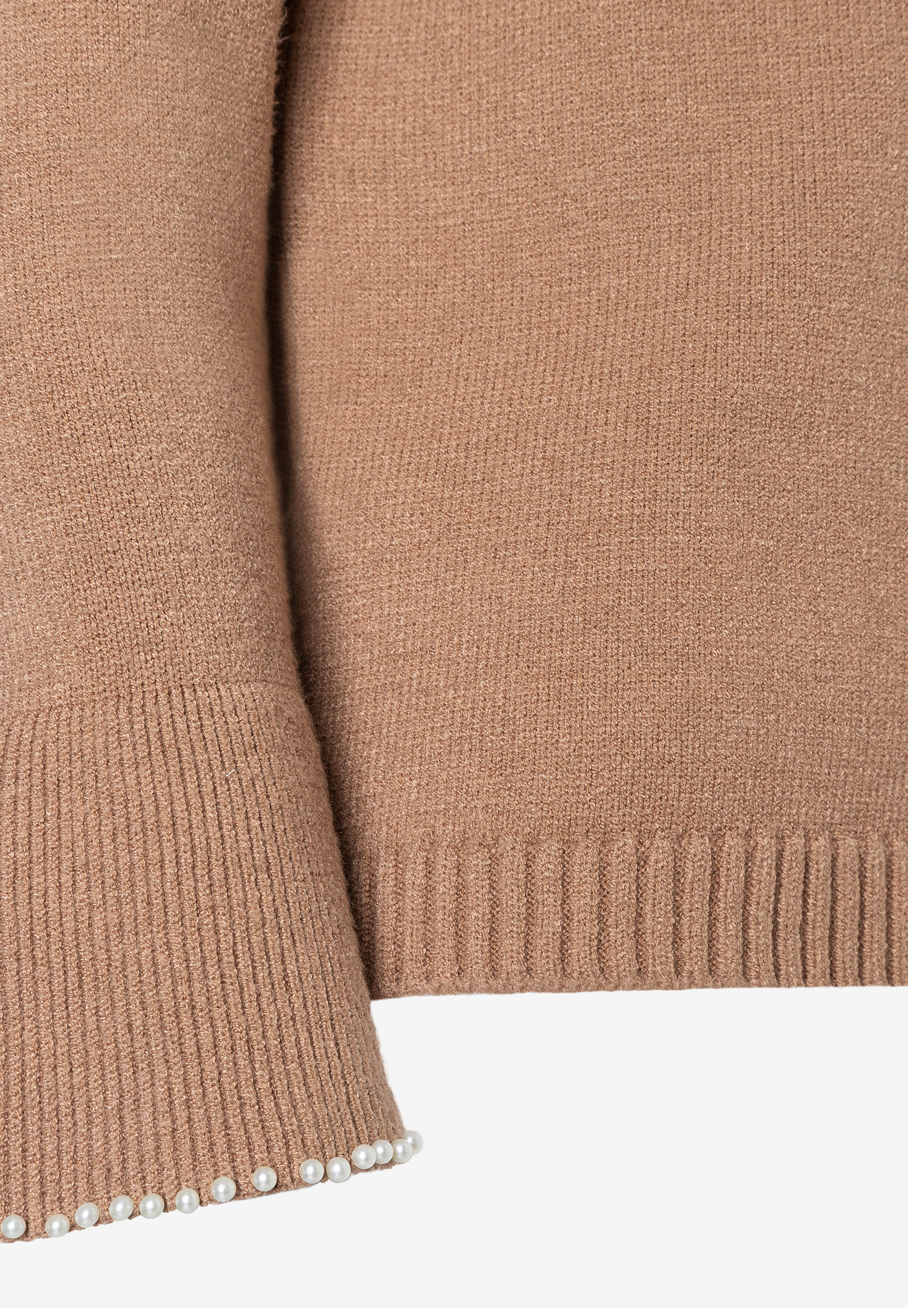 Nahaufnahme eines beigen MORE & MORE Strickpullovers mit Perlen am Ärmel. Nahaufnahme eines beigen MORE & MORE Strickpullovers mit Perlen am Ärmel.