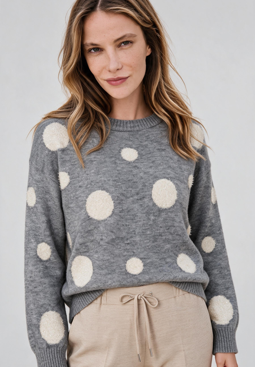 AI generated - MORE & MORE Pullover: Eine Frau trägt einen grauen Strickpullover mit beigefarbenen Punkten und eine beigefarbene Hose mit Kordelzug. AI generated - MORE & MORE Pullover: Eine Frau trägt einen grauen Strickpullover mit beigefarbenen Punkten und eine beigefarbene Hose mit Kordelzug.