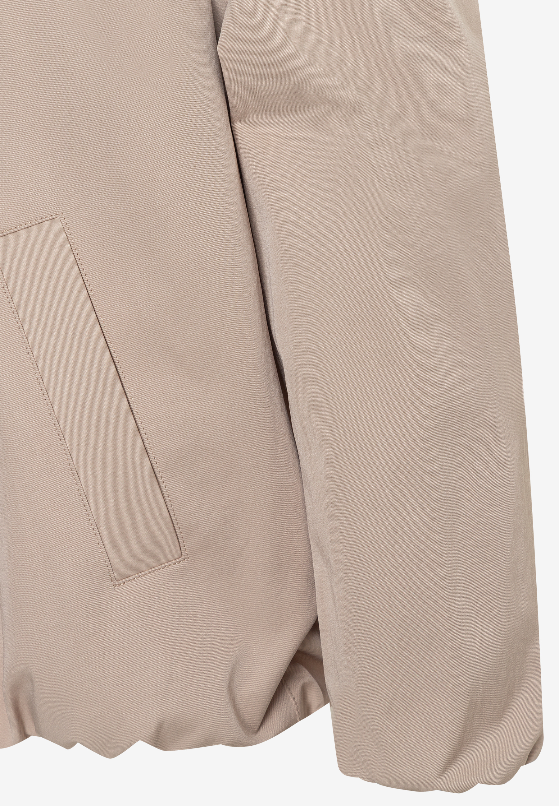 Detailaufnahme eines MORE & MORE Webware-Oberteils, möglicherweise Blazer oder Jacke, in sanftem Beigeton, mit präziser Naht und Tasche. Detailaufnahme eines MORE & MORE Webware-Oberteils, möglicherweise Blazer oder Jacke, in sanftem Beigeton, mit präziser Naht und Tasche.