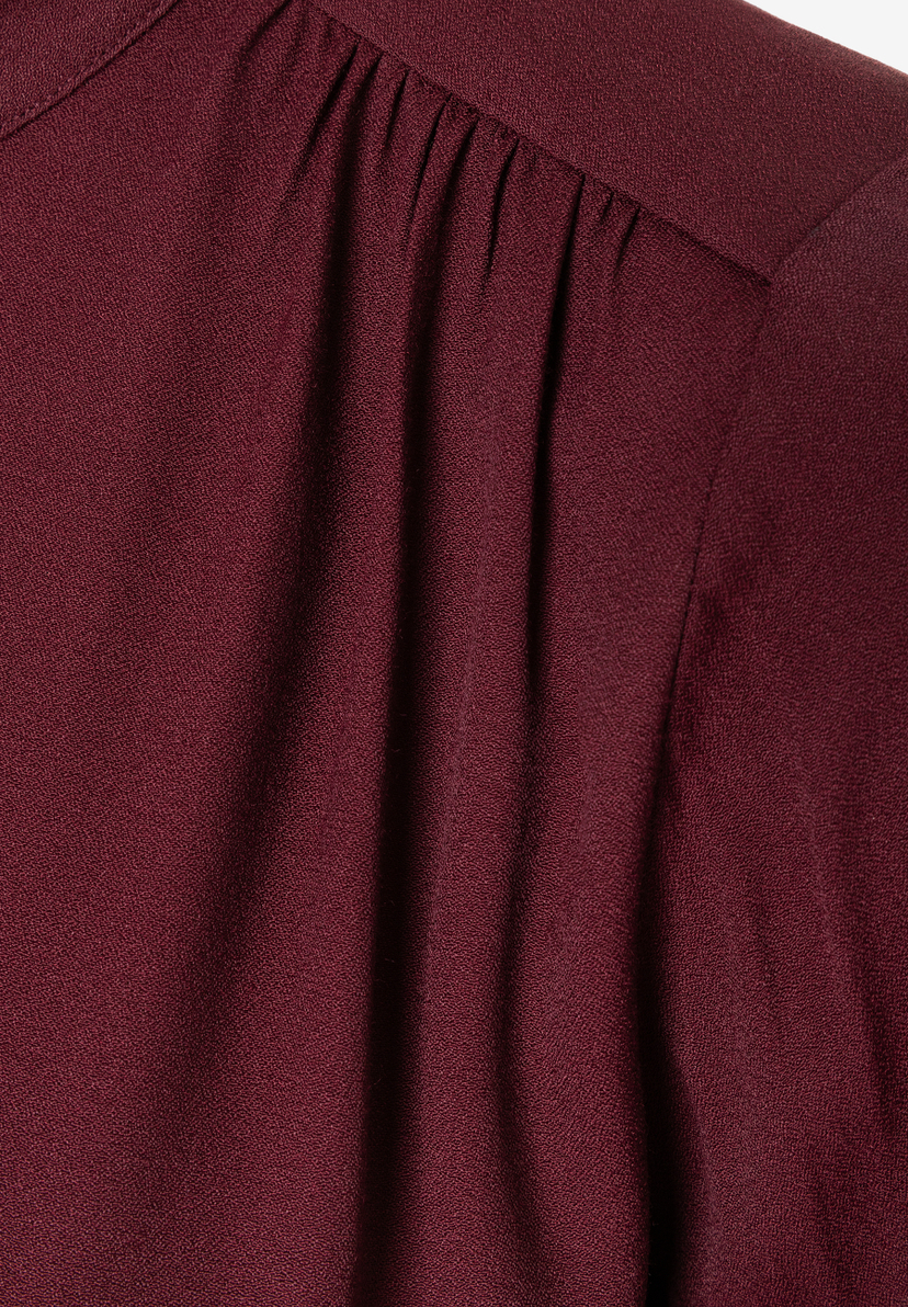 MORE & MORE Bluse in tiefem Rot, mit feinen Falten an der Schulterpartie. Der Stoff ist leicht strukturiert. MORE & MORE Bluse in tiefem Rot, mit feinen Falten an der Schulterpartie. Der Stoff ist leicht strukturiert.