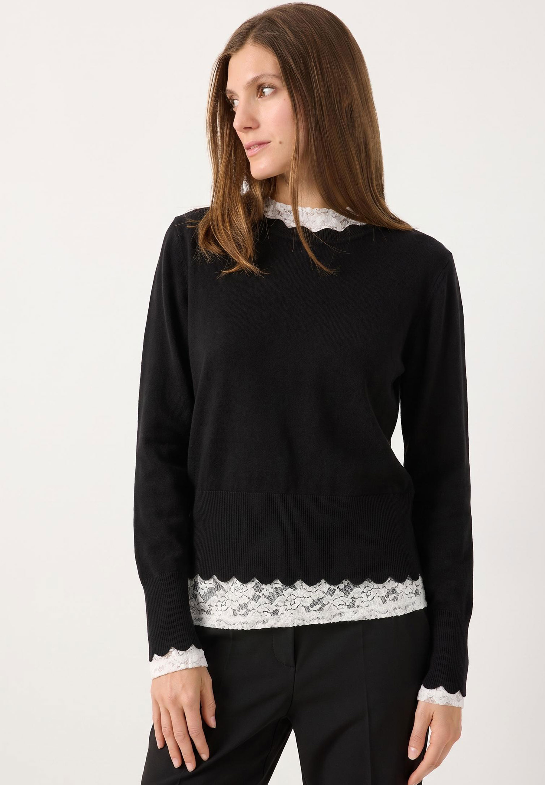 MORE & MORE Feinstrick-Pullover in Schwarz mit weißer Lochspitze am Saum und Ärmelenden. Rundhals, Langarm.