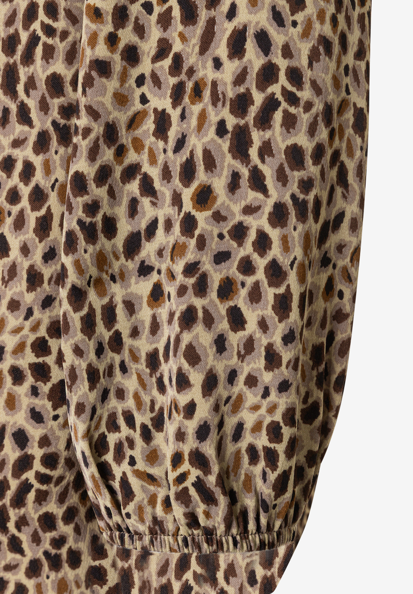 MORE & MORE Bluse: Detailansicht des Ärmels mit Gummizugbund und Animal-Print in Braun- und Beigetönen. MORE & MORE Bluse: Detailansicht des Ärmels mit Gummizugbund und Animal-Print in Braun- und Beigetönen.